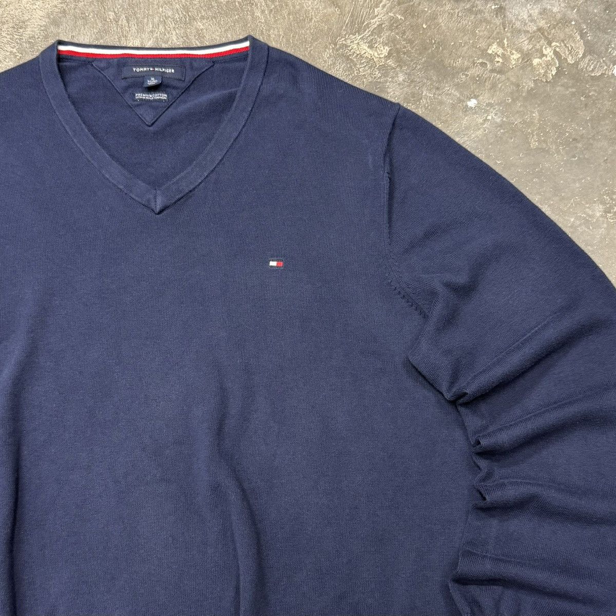 Tommy Hilfiger Tommy Hilfiger Navy V-Neck Knit Sweater Flag Logo Classic Size US XL / EU 56 / 4 - 2 Thumbnail