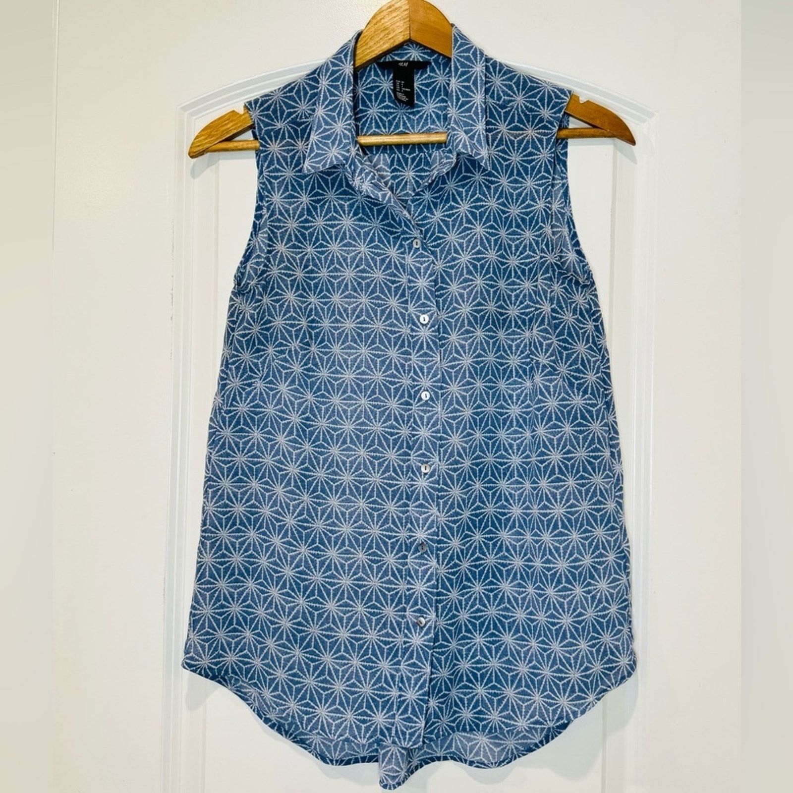 H&M H&M Blue Geometric Pattern Button Down Blouse Size XS Size XS / US 0-2 / IT 36-38 - 5 Thumbnail