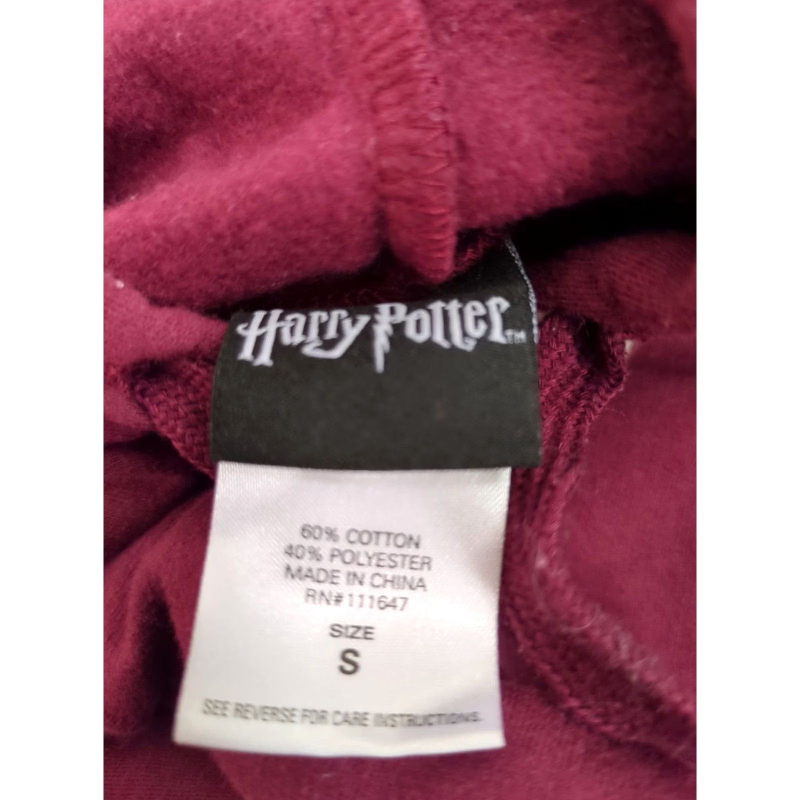 Vintage VINTAGE Hogwarts Alumni Pullover Small Hoodie Sweatshirt Drawstring Harry Potter Unisex Small Burgundy 60/40 cotton polyester Mens Womens Boys Girls Size US S / EU 44-46 / 1 - 5 Thumbnail