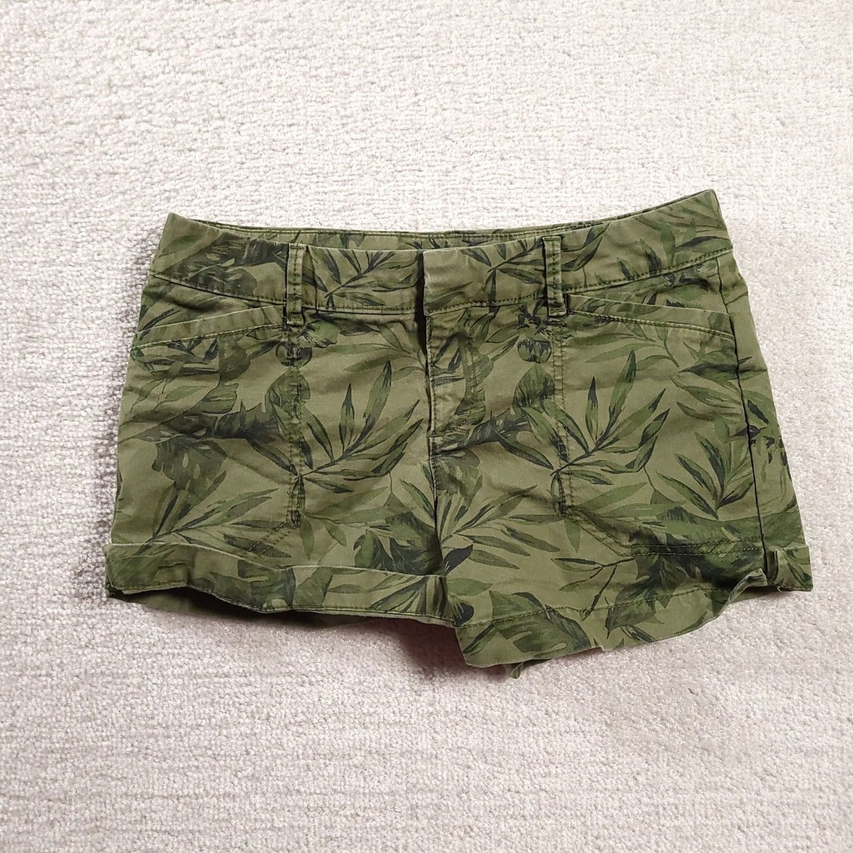 Old Navy Old Navy Shorts Womens Size 0 Green Olive Leaf Print Chino Comfort Fit Stretch Size 25" / US 0 / IT 36 - 2 Thumbnail