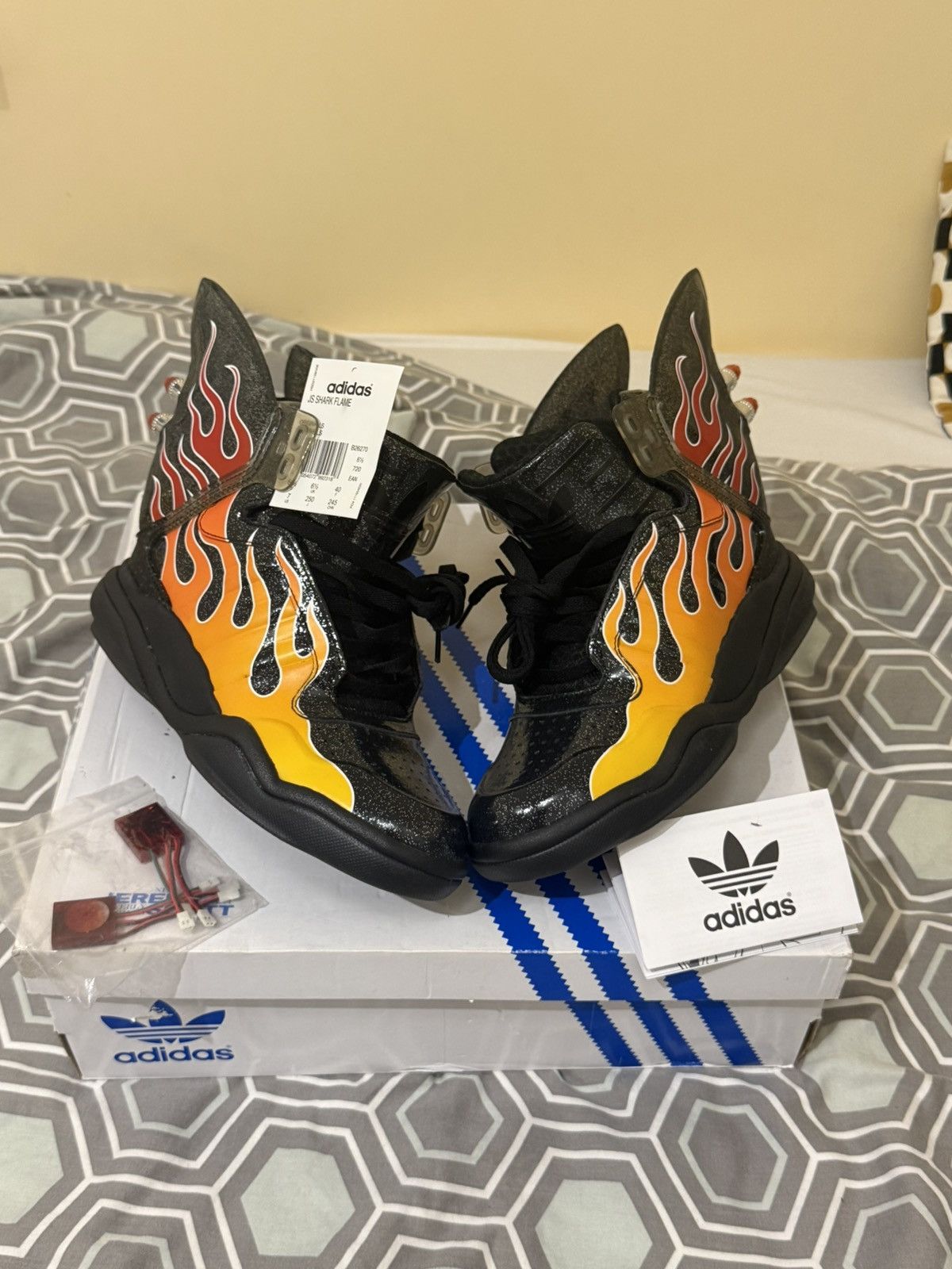 Adidas × Jeremy Scott JS Flame fin Size US 7 / EU 40 - 2 Thumbnail