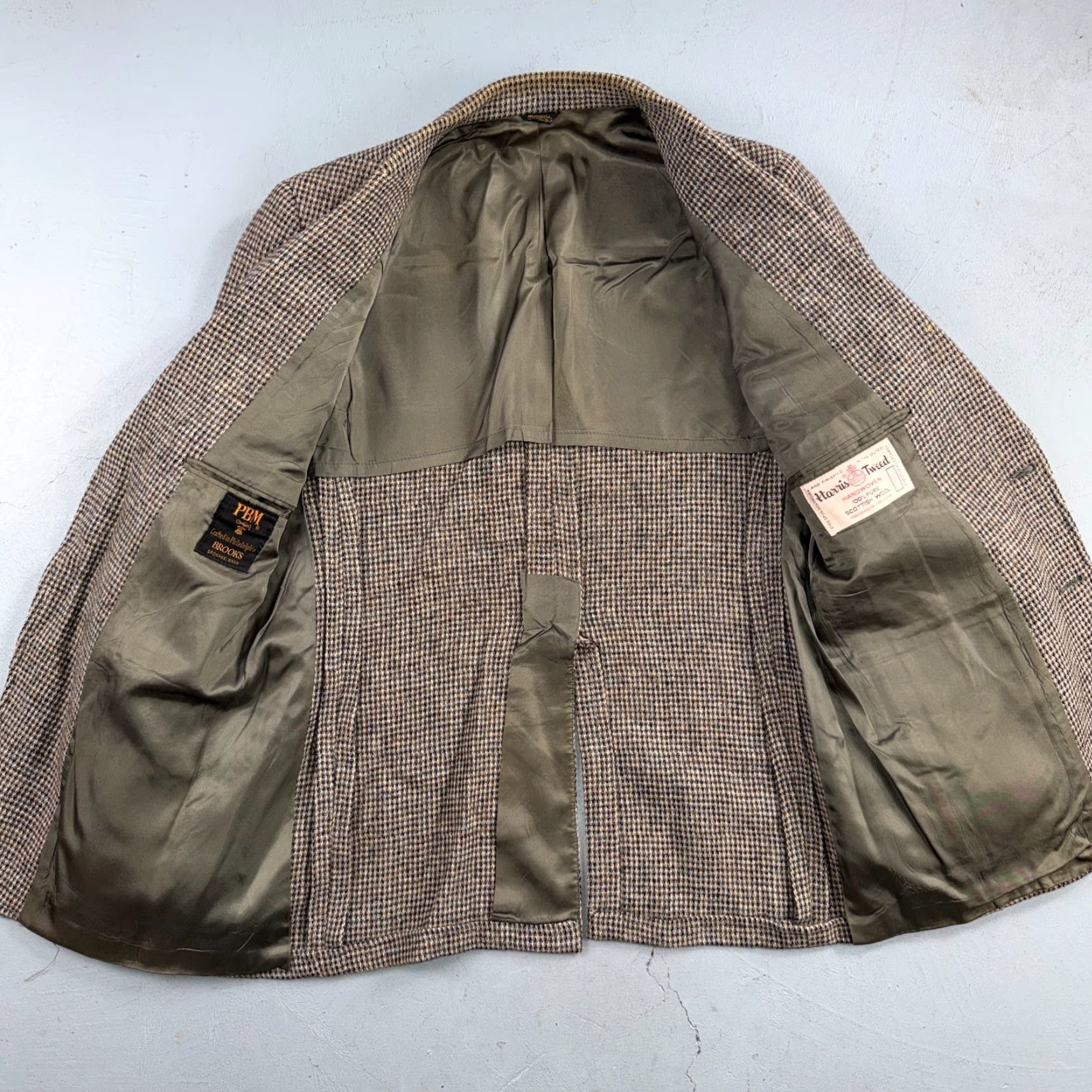 Harris Tweed VINTAGE Harris Tweed PBM Gray Herringbone Wool Blazer 42 Classic Single-Breasted 1970s Mens Size 42R - 2 Thumbnail