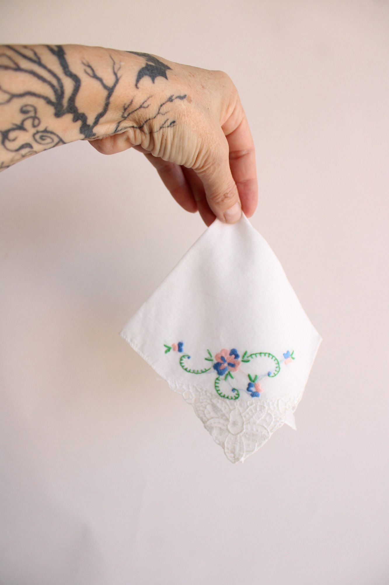 Vintage Vintage 1940s 1950s Handkerchief, White Lace And Floral Embr Size ONE SIZE - 2 Thumbnail