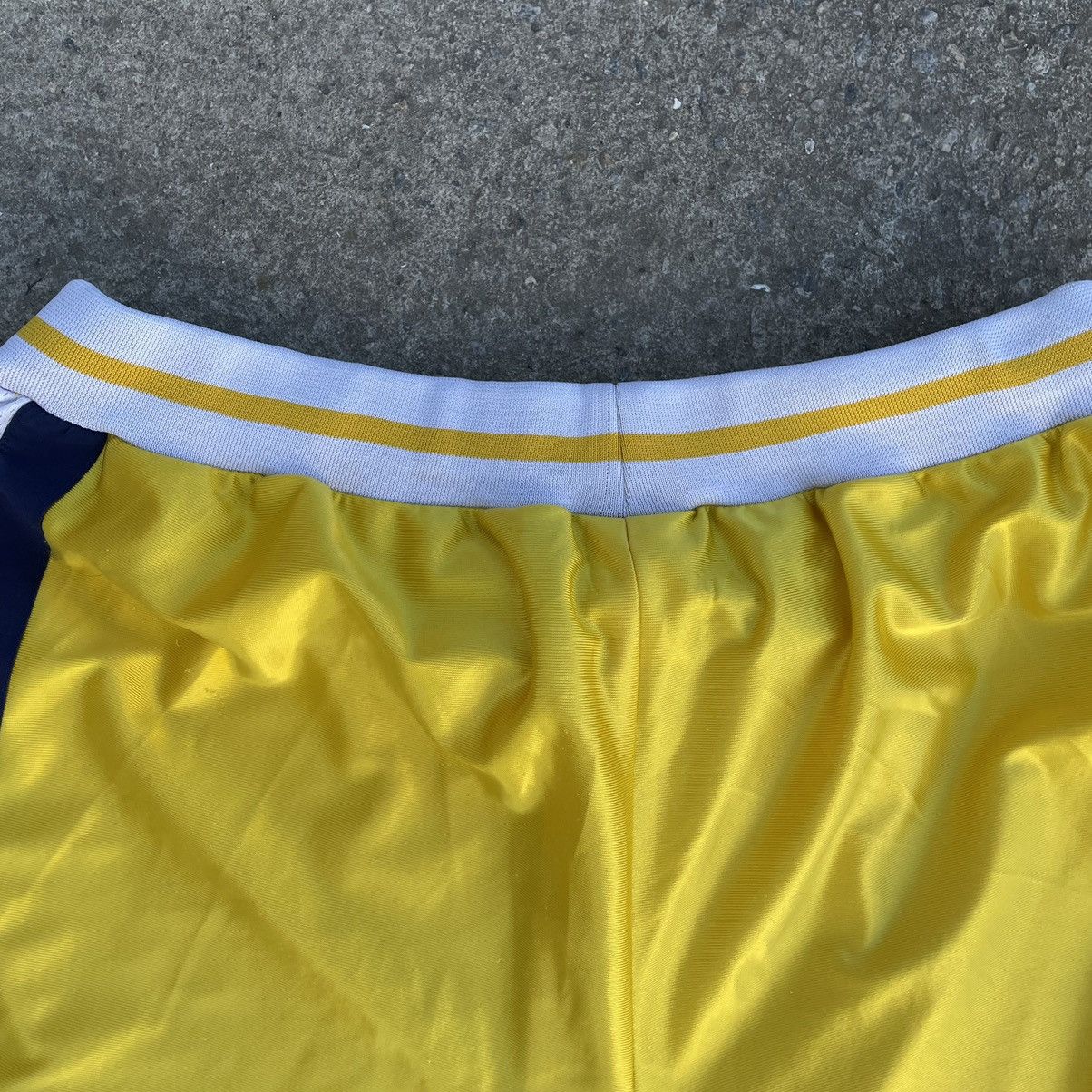 Adidas Vintage Shorts Adidas 90s Basketball Style By Adam Sendler Size US 36 / EU 52 - 10 Thumbnail