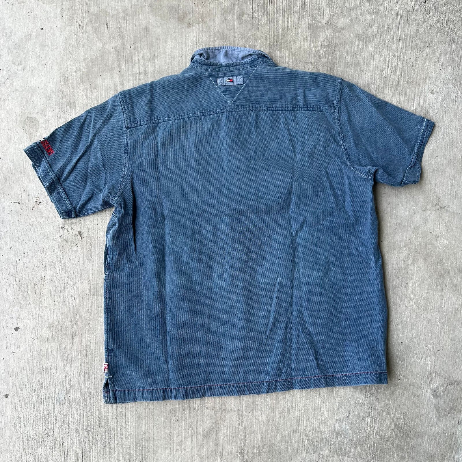 Vintage Vintage Tommy jeans y2k denim button up graphic t shirt Size US L / EU 52-54 / 3 - 7 Thumbnail