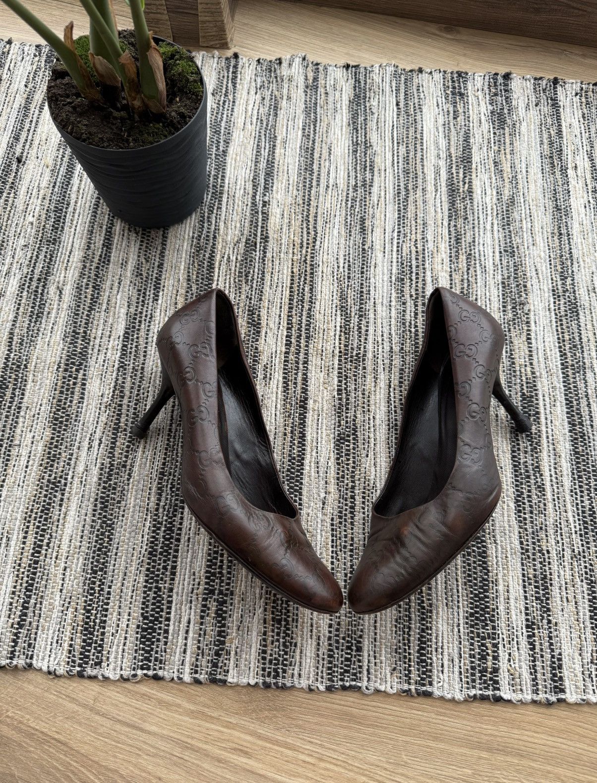 Gucci GUCCI VINTAGE 90s MONOGRAM LEATHER HEELS LOGO EMBOSSED WOMEN Size US 7 / IT 37 - 1 Thumbnail