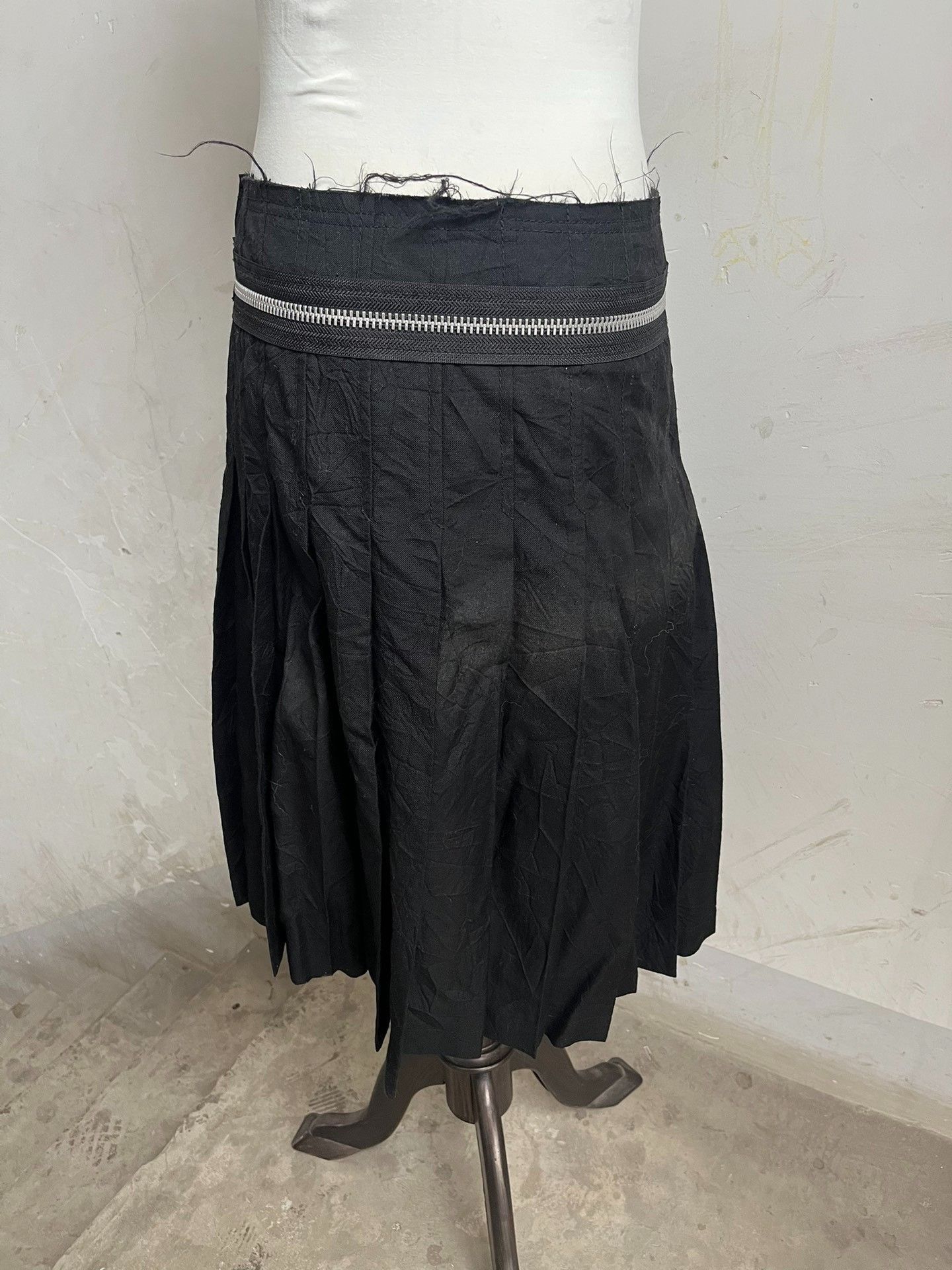 Comme des Garcons PLAY Rei Kawakubo Frayed Pleated Skirt. Size 30" / US 8 / IT 44 - 6 Thumbnail