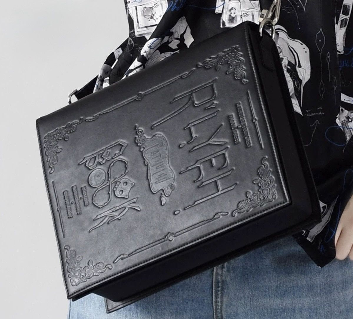 Other Embossed "R'LYEH" and spellbook-inspired cover crossbody bag Size ONE SIZE - 3 Thumbnail