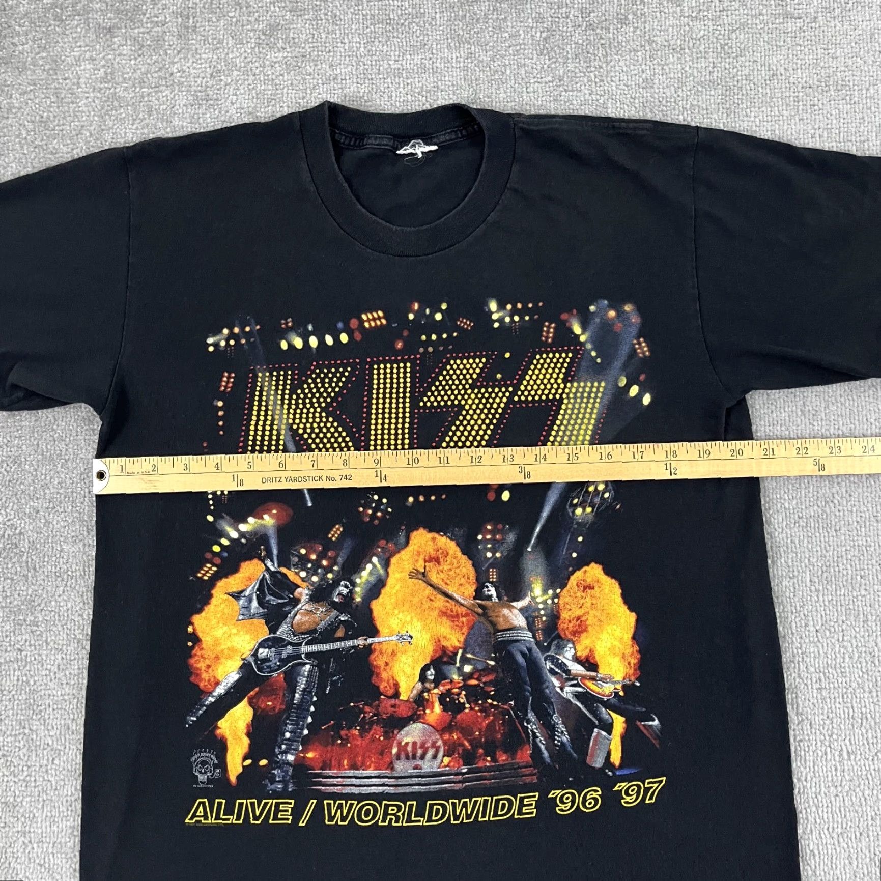 Vintage VINTAGE Kiss Shirt Mens L Graphic Tee Black Alive Worldwide 1996 1997 Concert Tour USA 90s Mens Size US L / EU 52-54 / 3 - 7 Thumbnail