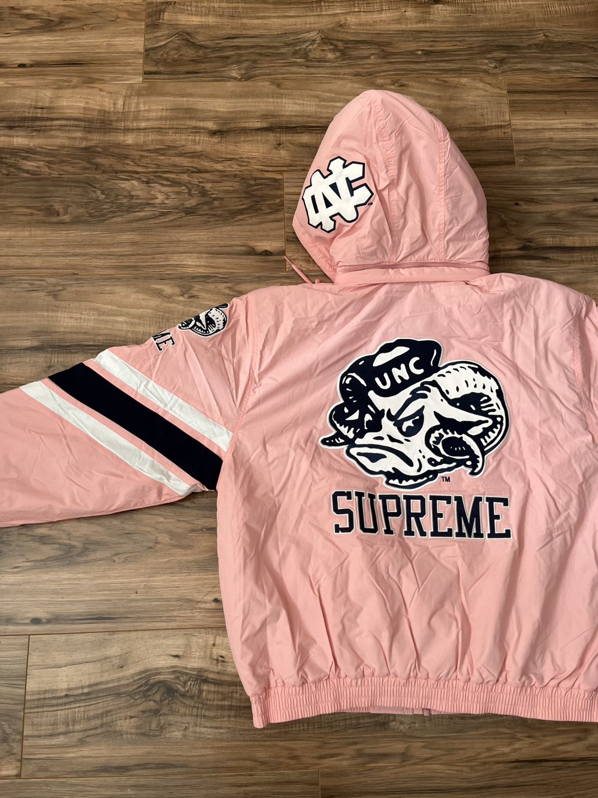 Mitchell & Ness × NCAA × Supreme Supreme Mitchell & Ness NCAA Hooded Stadium Jacket Size US L / EU 52-54 / 3 - 11 Thumbnail