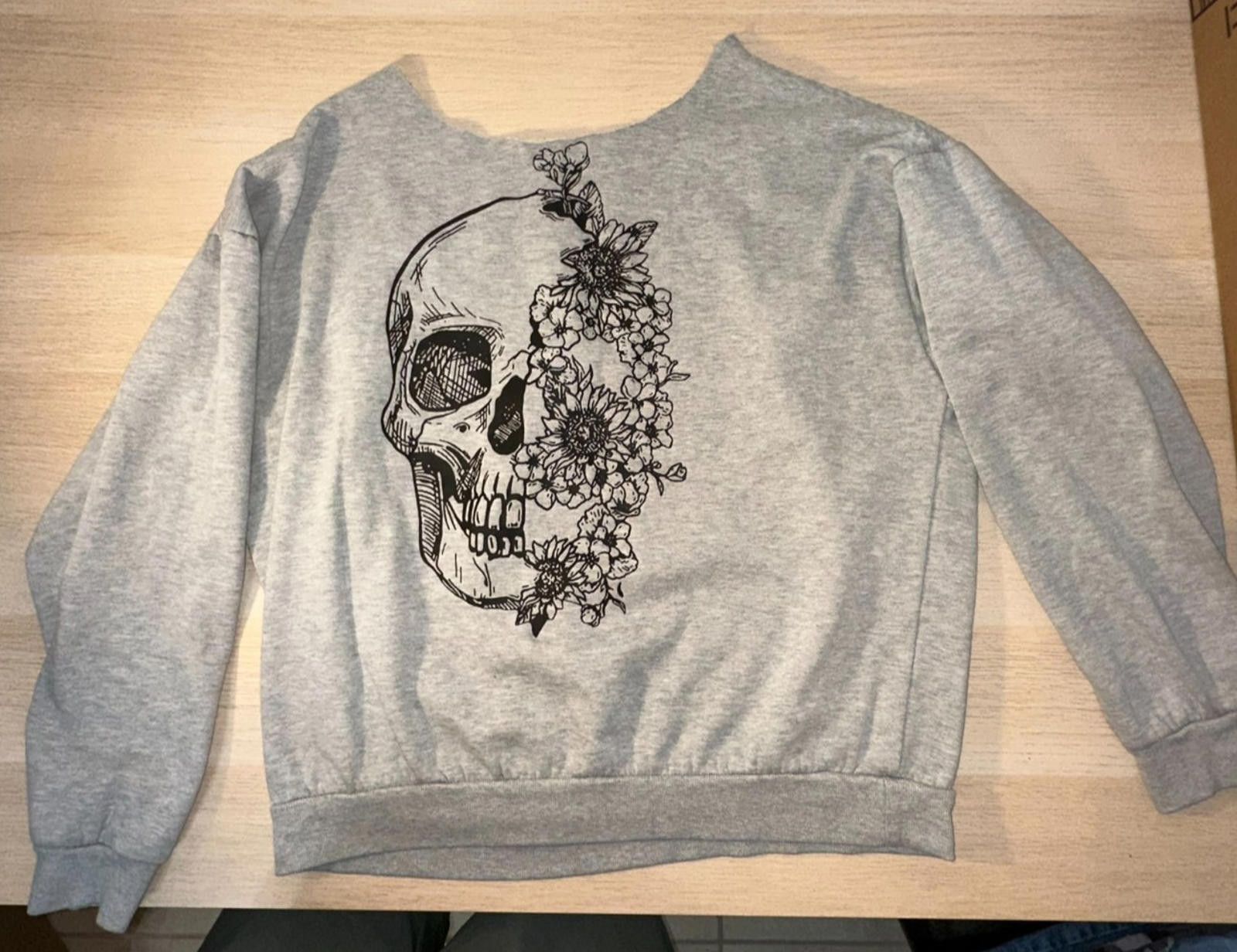 The Unbranded Brand Custom Women’s Graphic V-Neck Sweater – Cutoff Collar Design Size XL / US 12-14 / IT 48-50 - 1 Thumbnail
