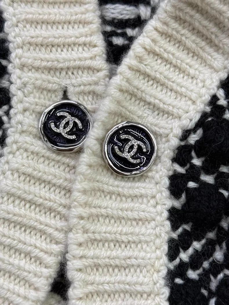 Chanel Chanel Black and white color-blocked flower knitted vest Size XS / US 0-2 / IT 36-38 - 3 Thumbnail