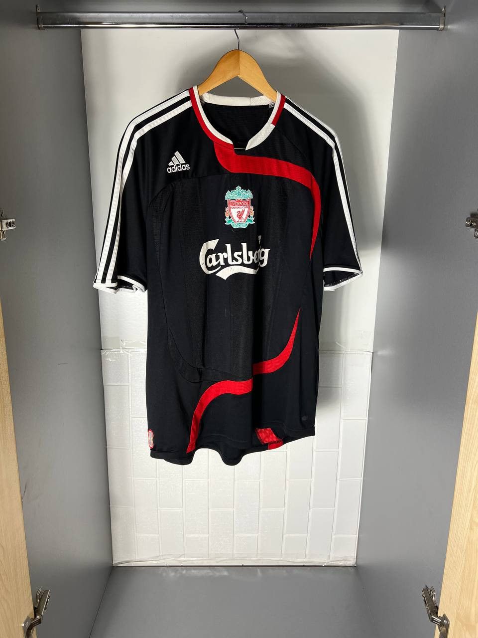 Adidas VINTAGE ADIDAS FC LIVERPOOL ENGLAND SOCCER JERSEY RETRO Y2K Size US L / EU 52-54 / 3 - 8 Thumbnail