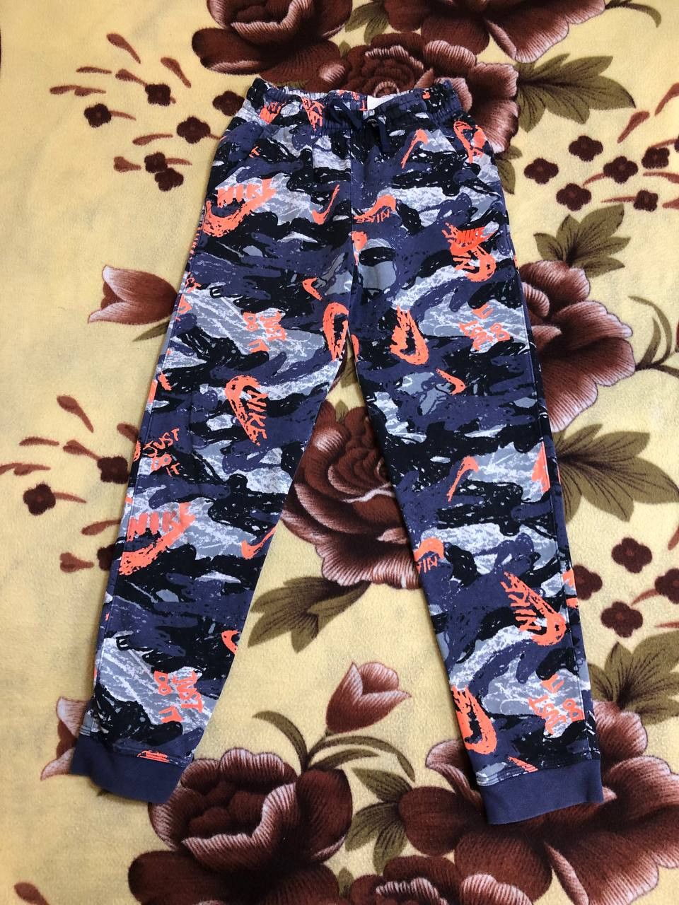 Nike Nike (kids XL) Boy's Club Fleece Printed Joggers Size US 29 - 1 Thumbnail