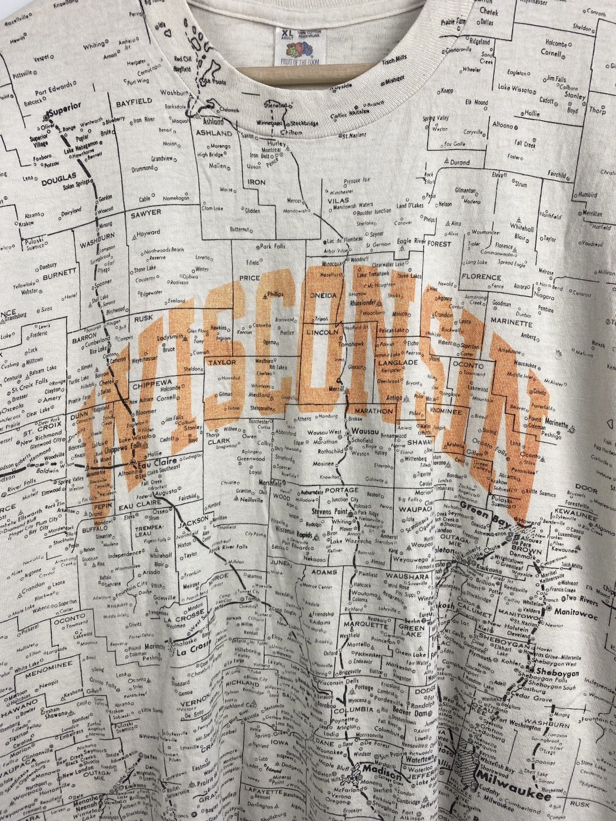 Fruit Of The Loom 🇺🇸 Vintage 90s Wisconsin All Over Print Graphic T-Shirt Rare Size US XL / EU 56 / 4 - 4 Thumbnail
