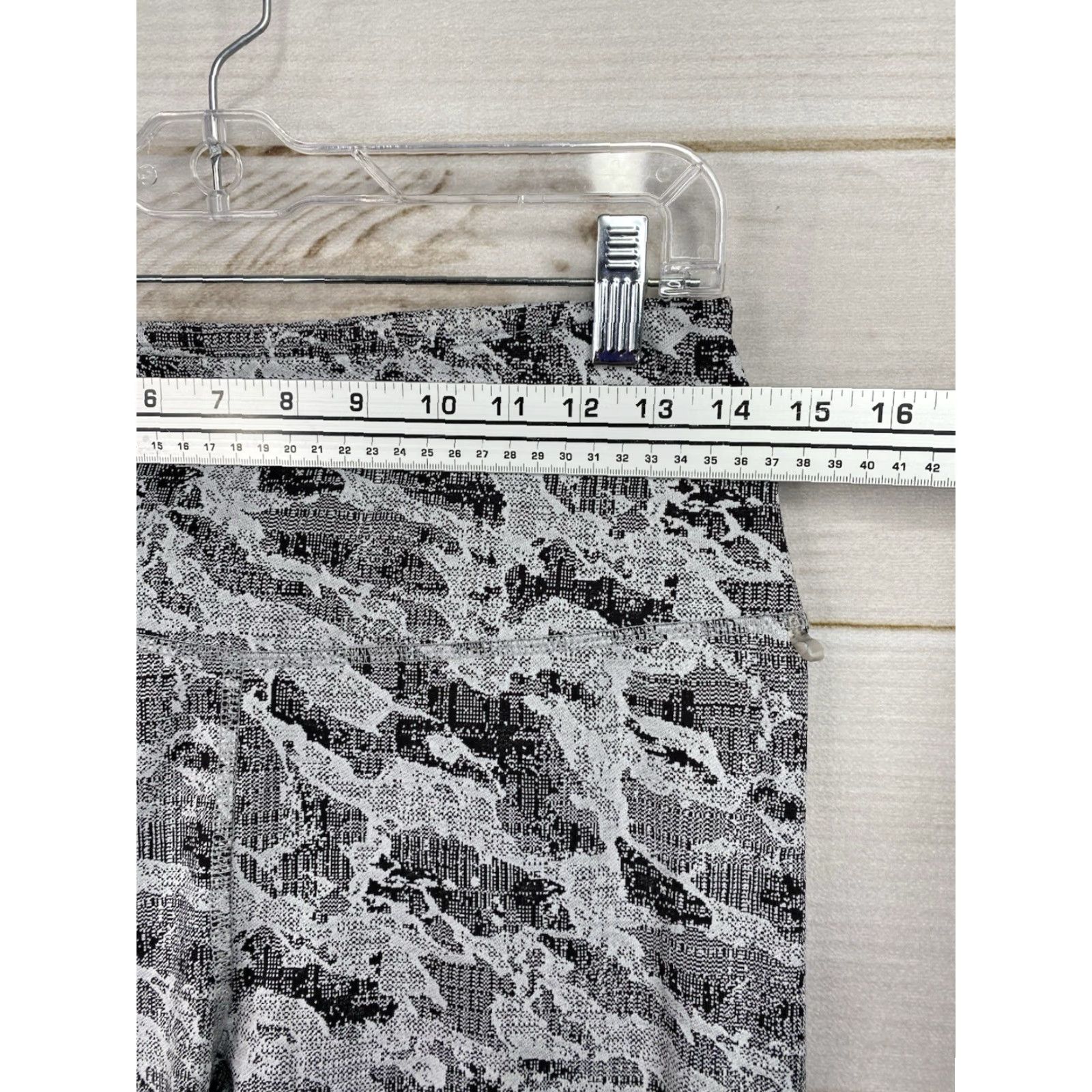 Spyder Spyder Leggings Womens M Black Digital Camo Abstract Athletic Yoga Run Capri 28in Inseam Pockets Stretch breathable Lightweight Size 32" / US 10 / IT 46 - 2 Thumbnail