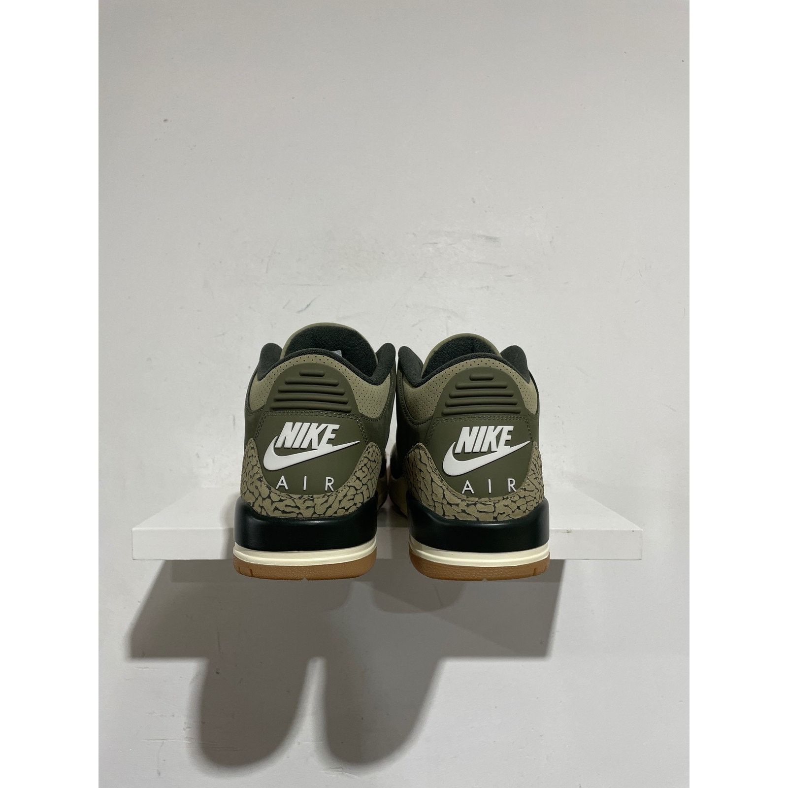 Nike JORDAN 3 RETRO FAMILY AFFAIR SIZE 11.5 PREOWNED Size US 11.5 / EU 44-45 - 4 Thumbnail