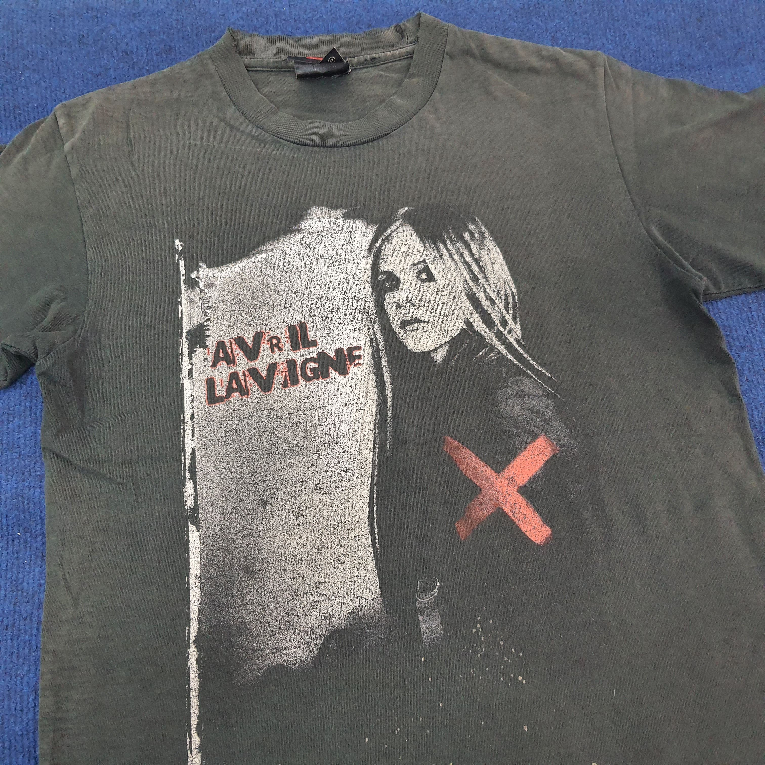Band Tees Vintage Avril Lavigne Under My Skin Tour 2005 Tshirt C249N69 Size US S / EU 44-46 / 1 - 2 Thumbnail