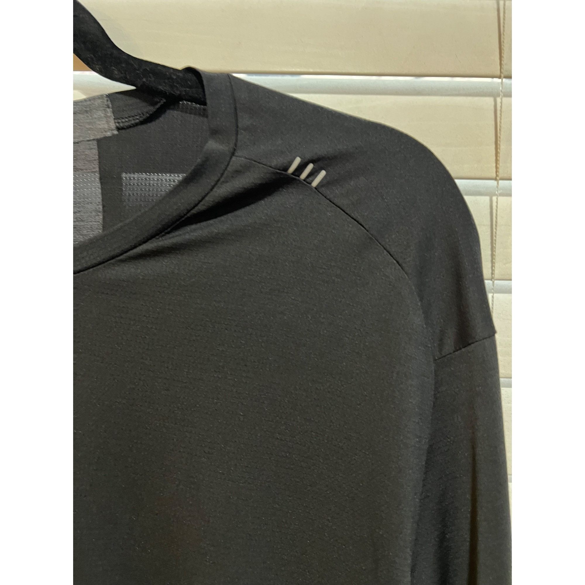 Lululemon Lululemon Long Sleeve Shirt - Size L Size US L / EU 52-54 / 3 - 2 Thumbnail