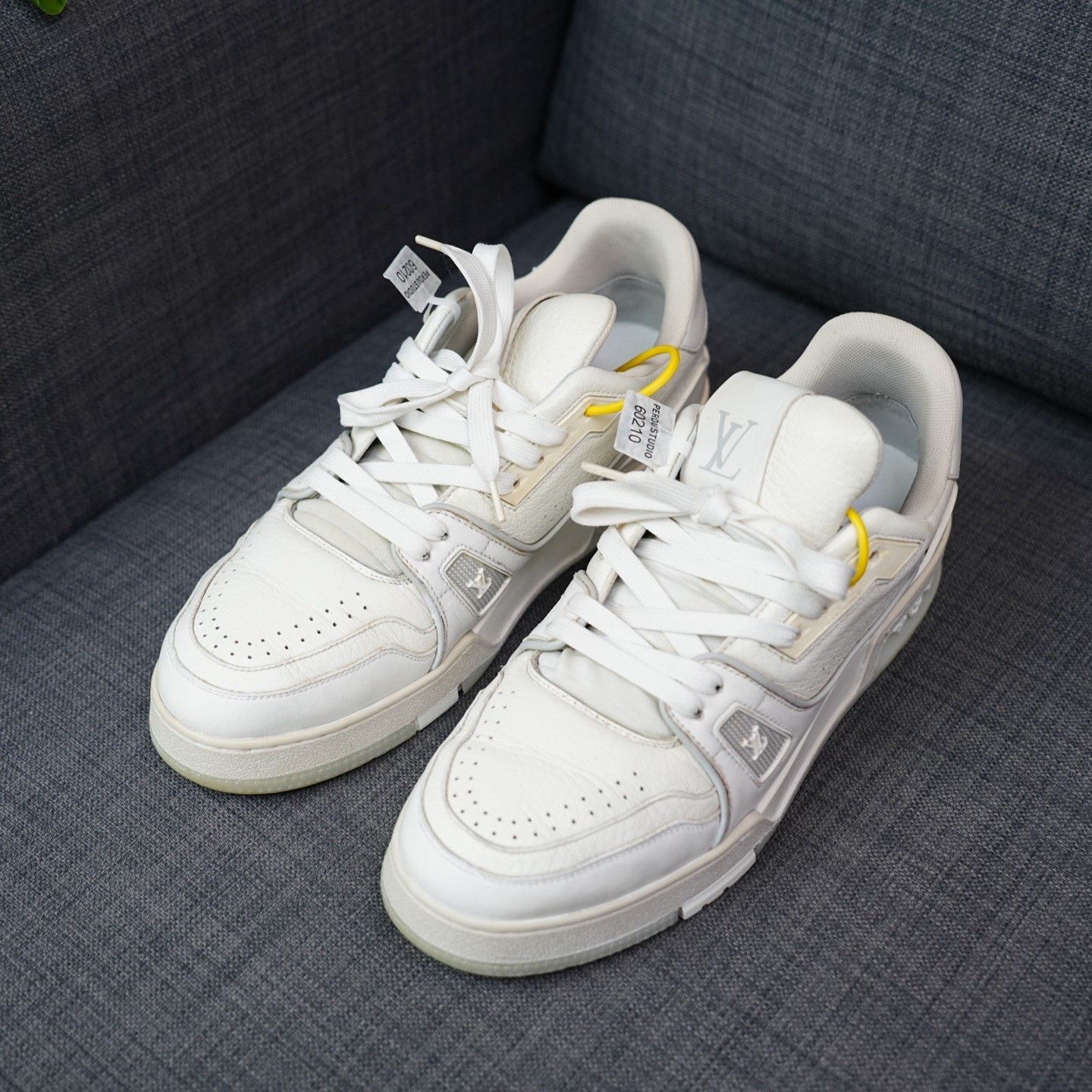 Louis Vuitton Louis Vuitton Training White Lowtop Sneakers 8 Men Size US 8 / EU 41 - 1 Thumbnail