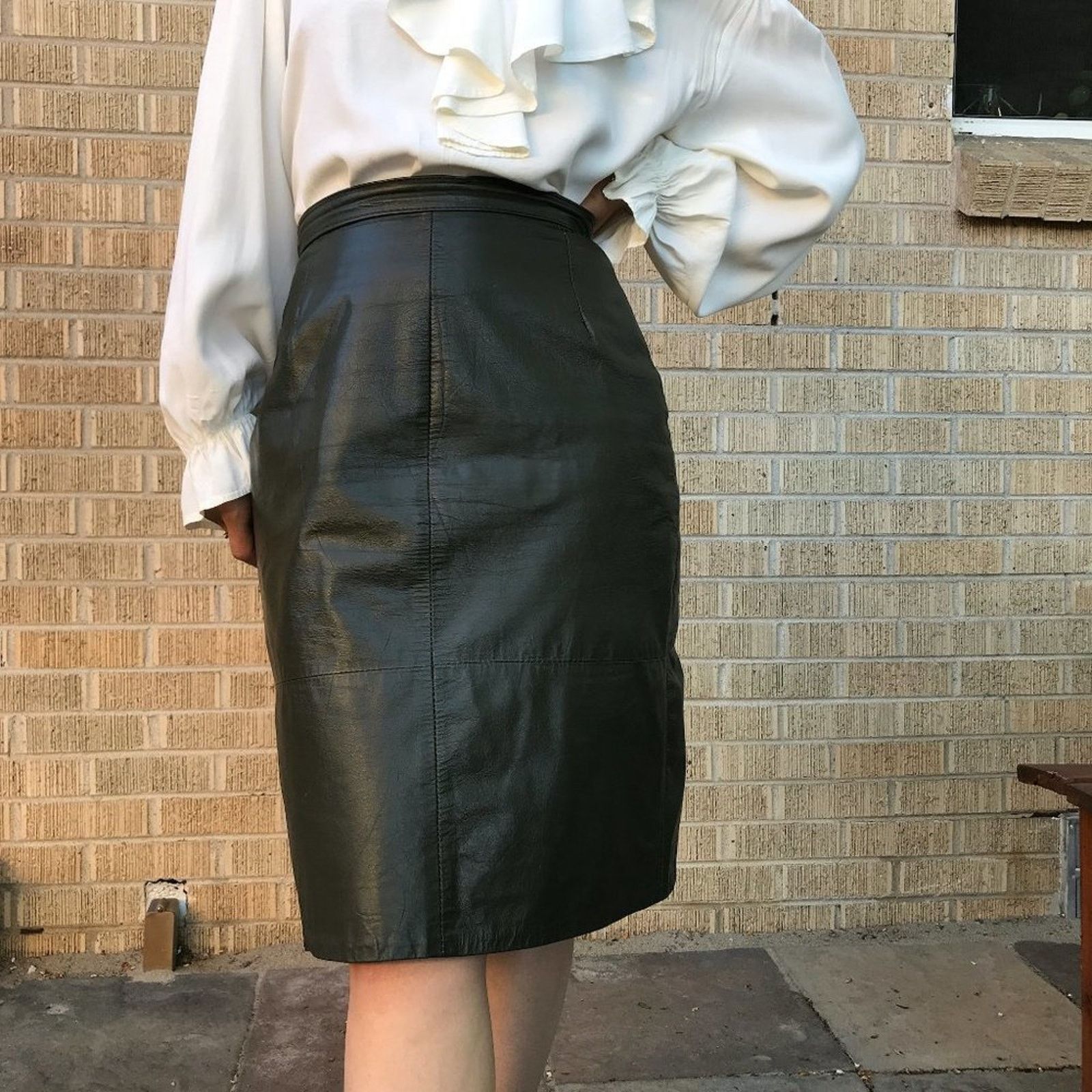 Vintage Vintage 1980s green minimalist leather skirt small Size 26" / US 2 / IT 38 - 6 Thumbnail