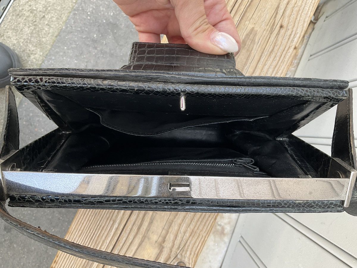 Authentic vintage 60's bag in black leather.