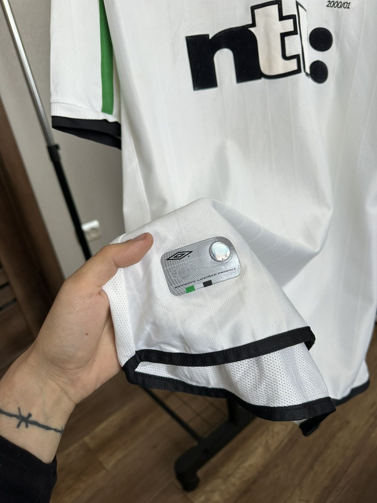 Umbro 2001/2002 Umbro Celtic FC Vintage Soccer Jersey T-Shirt Size US XL / EU 56 / 4 - 7 Thumbnail