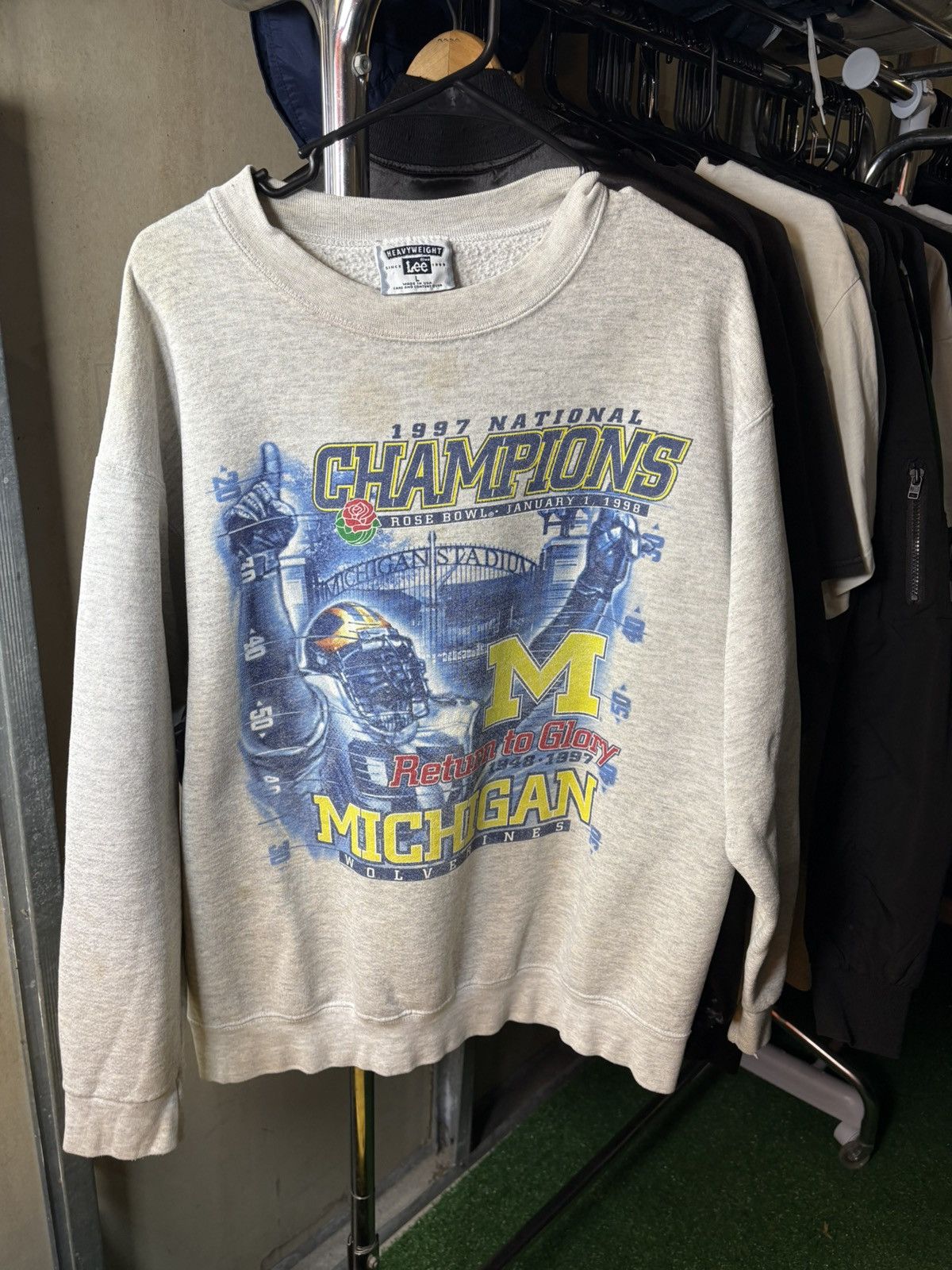 Vintage 1997 Michigan Wolverines Crewneck Sweatshirt Size US L / EU 52-54 / 3 - 1 Thumbnail