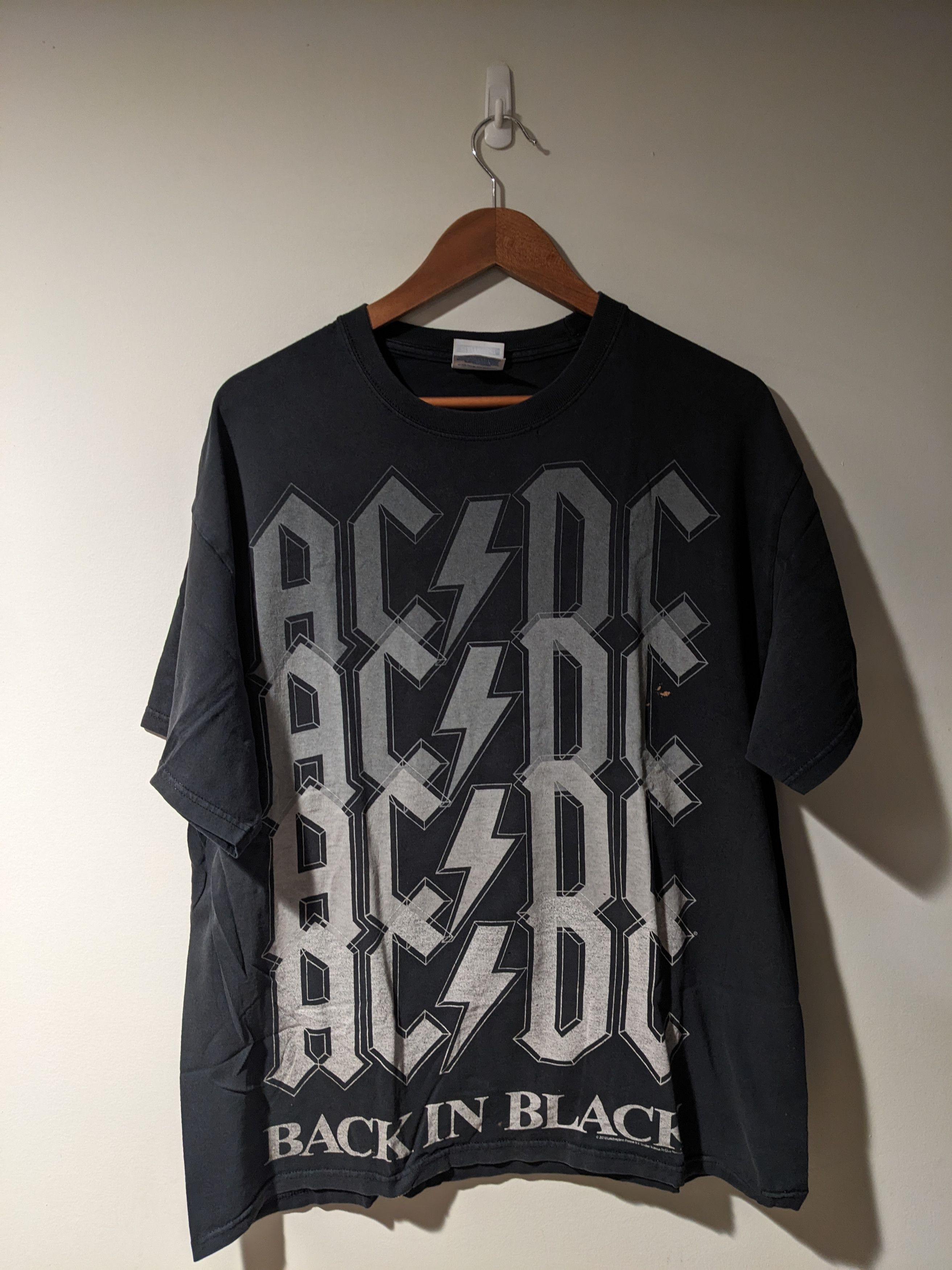 AC/DC × Band Tees × Vintage Vintage 2010 ACDC Back in Black Spell Out Logo T-Shirt Size US XL / EU 56 / 4 - 1 Thumbnail