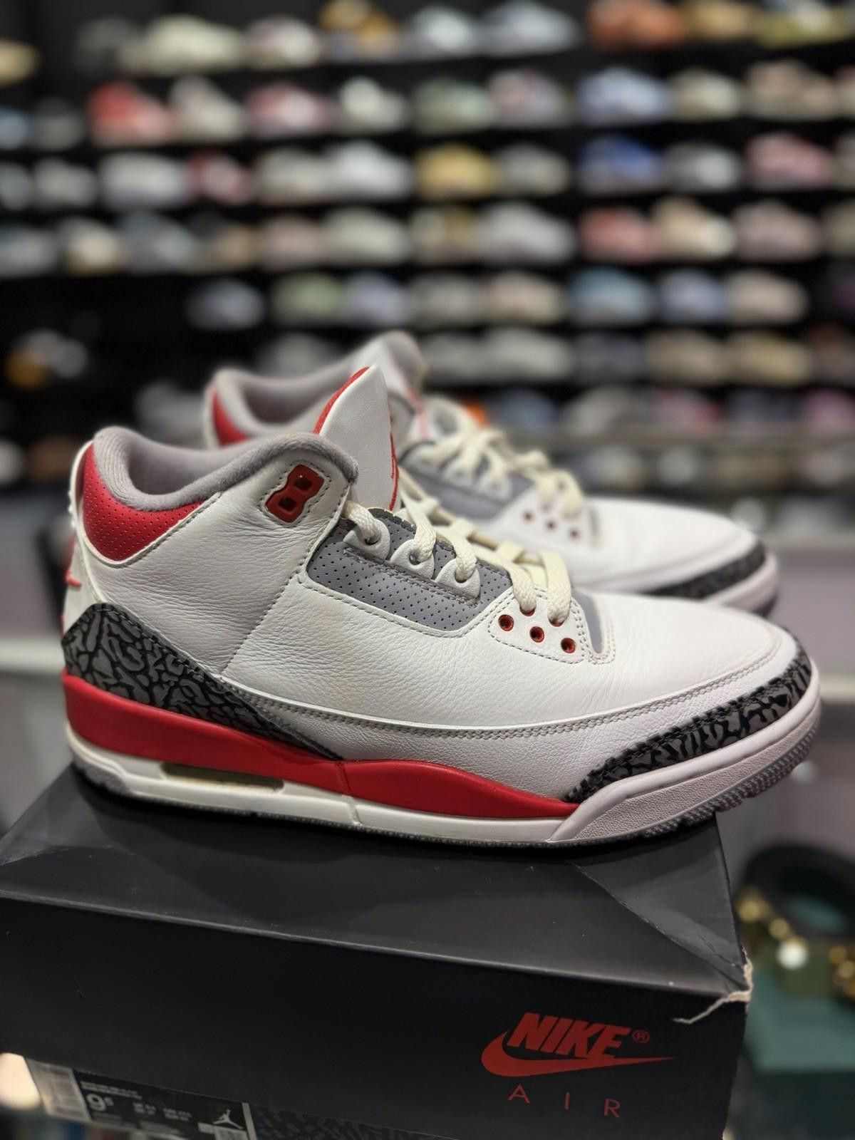 Jordan Brand Jordan 3 Retro Fire Red 2022 Size 9.5 Pre-Owned Pre-Owned Size US 9.5 / EU 42-43 - 2 Thumbnail