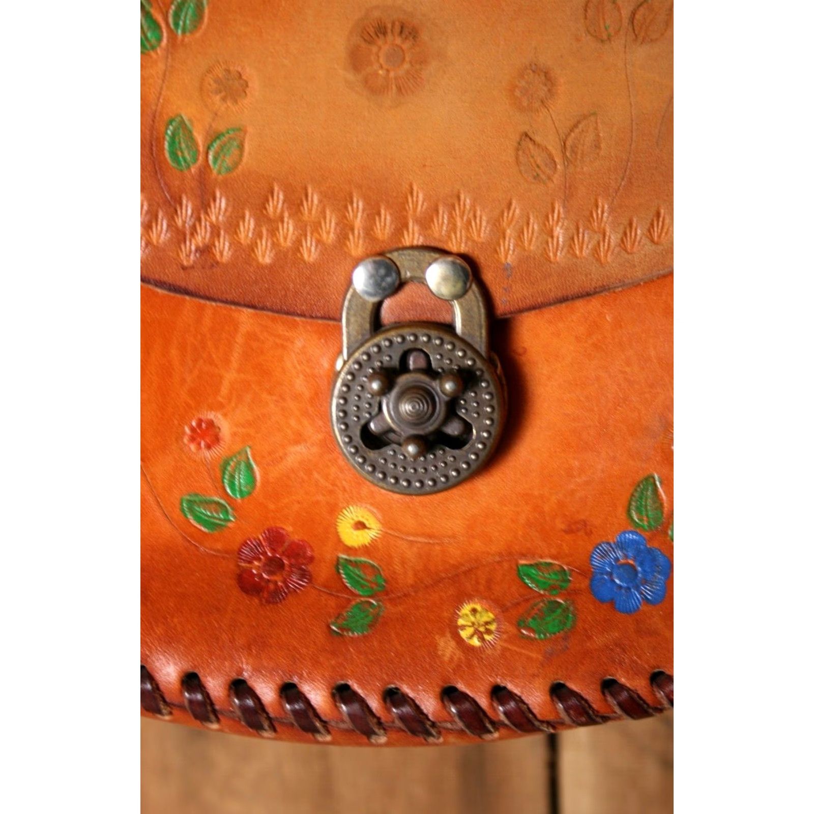 Vintage VINTAGE Tooled Tanned Leather Turn Lock Shoulder Bag Women Leather Bag Size ONE SIZE - 3 Thumbnail