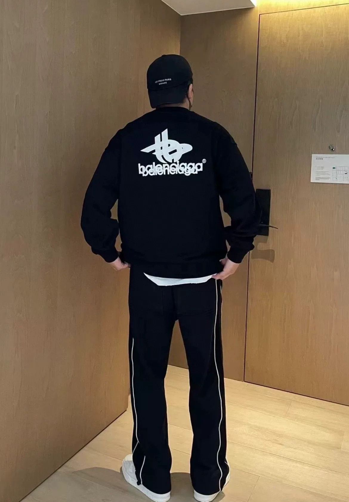 Balenciaga balenciaga black graphic long sleeve sweatshirt Size US M / EU 48-50 / 2 - 5 Thumbnail