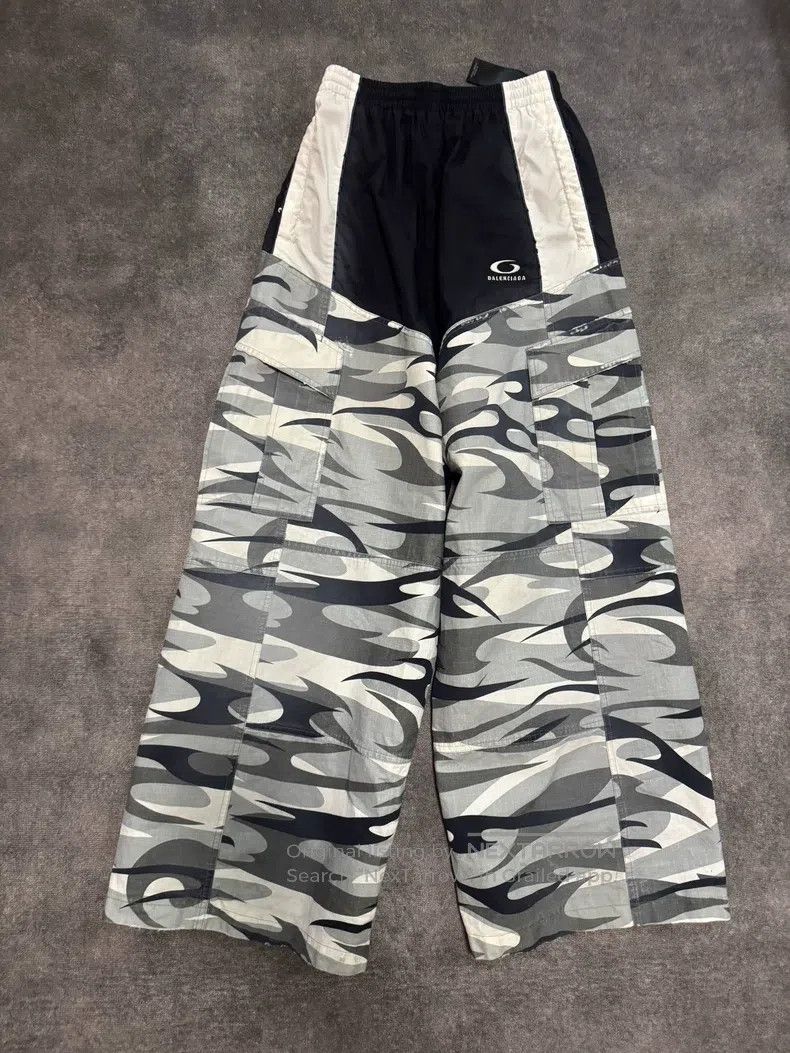 Balenciaga Balenciaga size XS Camouflage Panel Cargo Pants Size US 27 - 1 Thumbnail