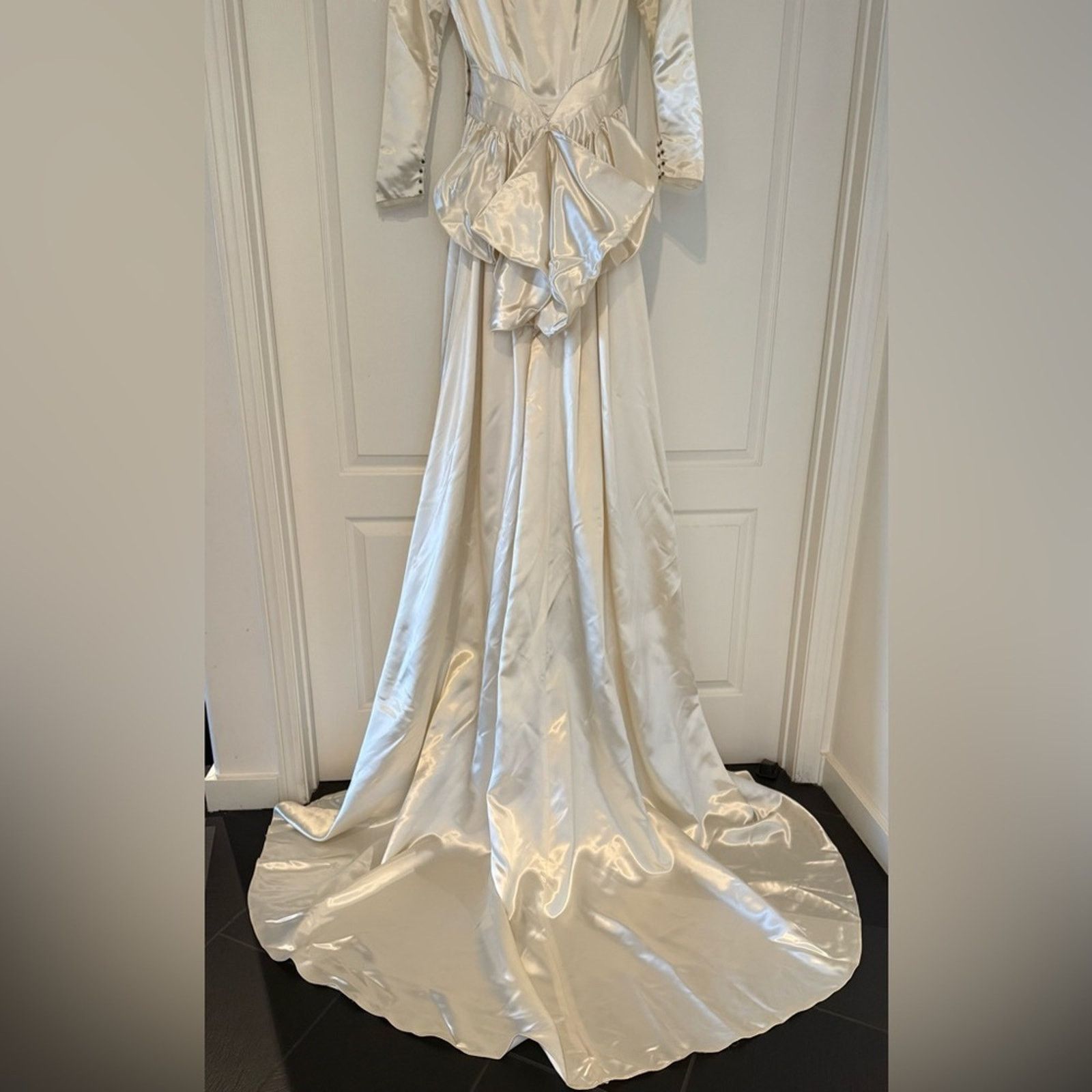Handmade VNTG 1940’s Bustle Back Satin wedding dress small Size S / US 4 / IT 40 - 6 Thumbnail