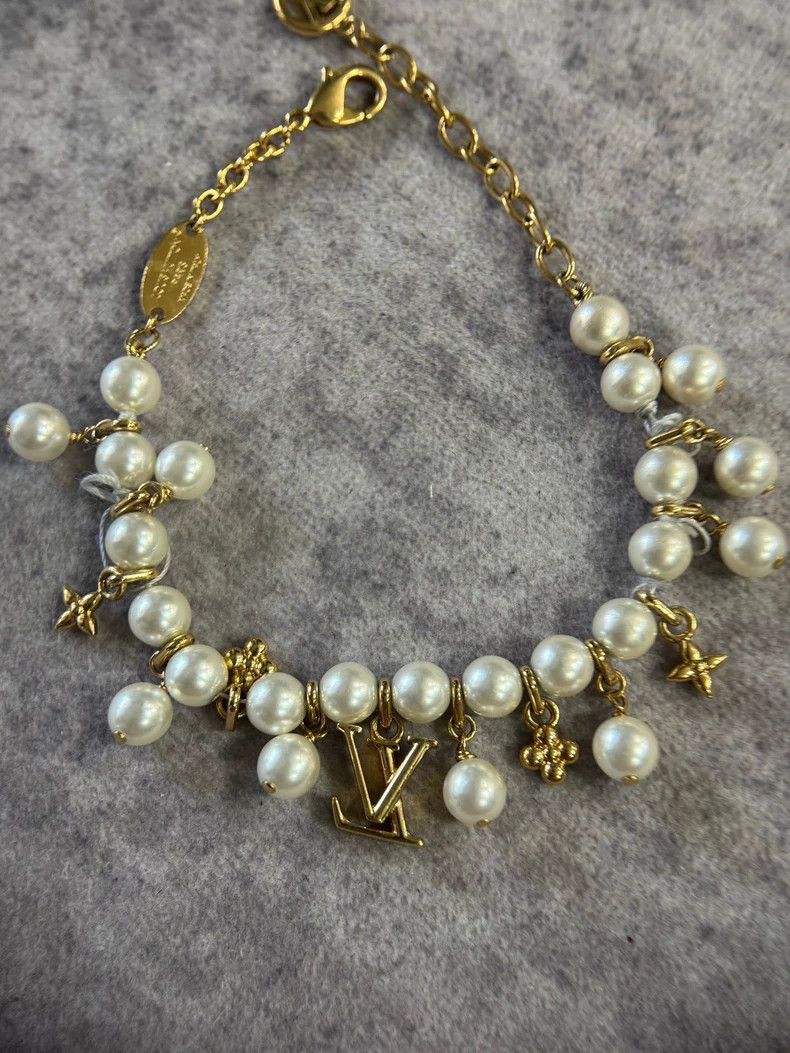 Louis Vuitton Louis Vuitton Three-flower Pearl Bracelet Size ONE SIZE - 2 Thumbnail