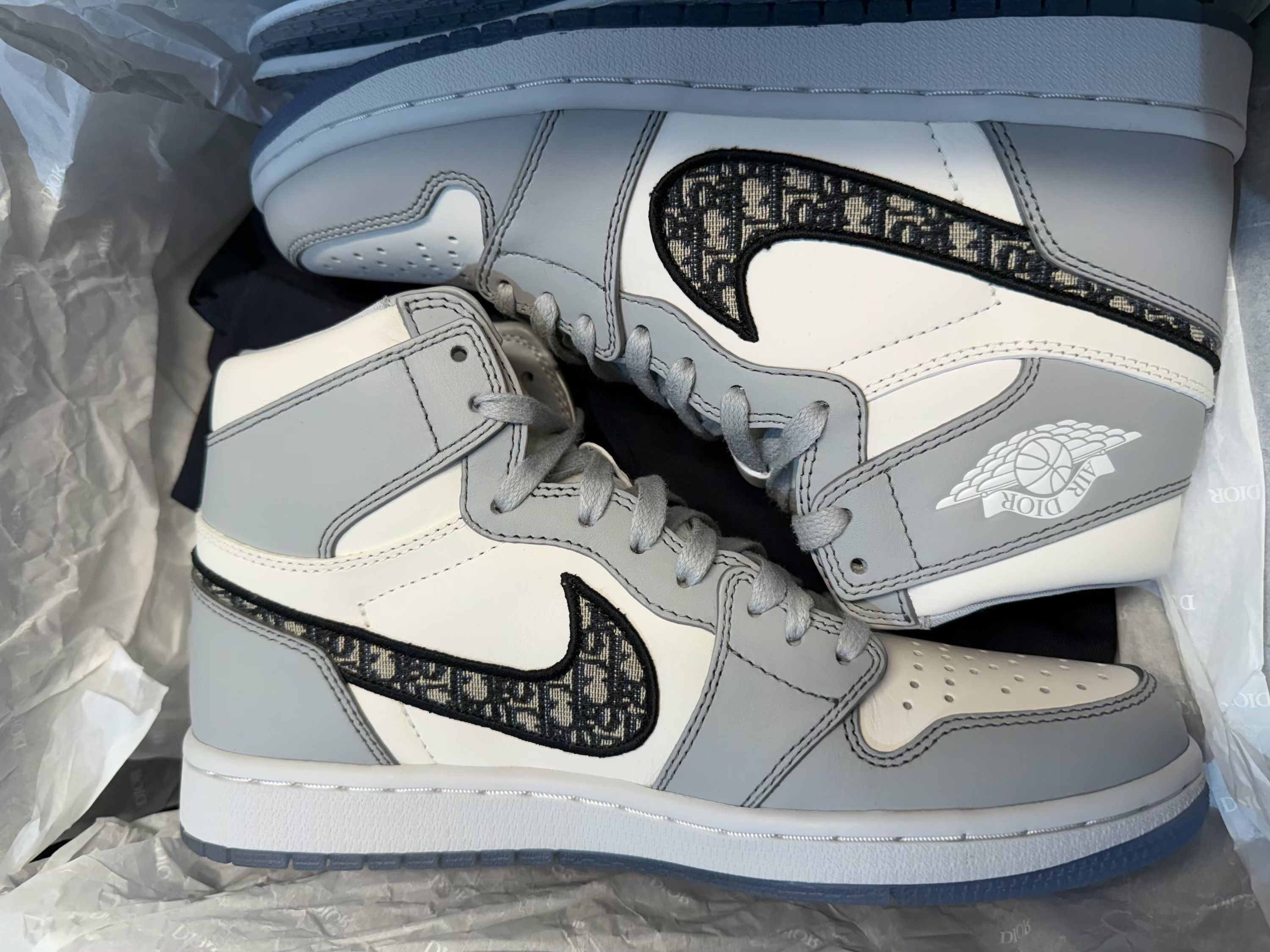 Dior × Jordan Brand Jordan x Dior Air Jordan 1 Retro High Top Sneaker BNIB Size US 6.5 / EU 39-40 - 3 Thumbnail