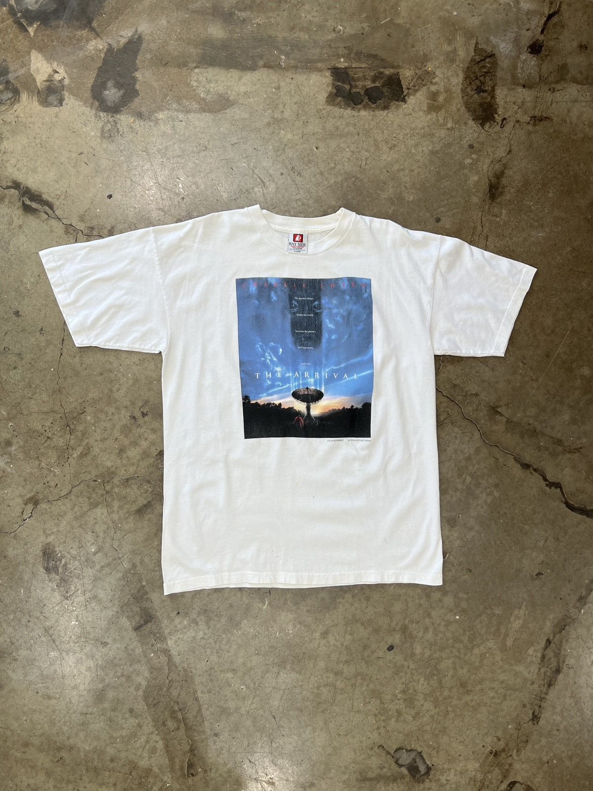 Vintage Vintage 1996 Charlie Sheen The Arrival Sci-fi Alien Tee XL Size US XL / EU 56 / 4 - 2 Thumbnail