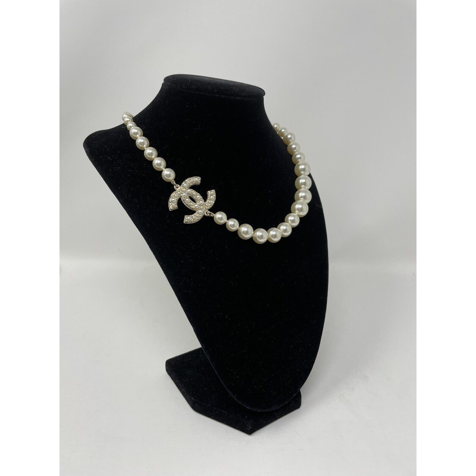 Chanel Chanel Pearl CC Chocker Necklace NWOT Size ONE SIZE - 1 Thumbnail