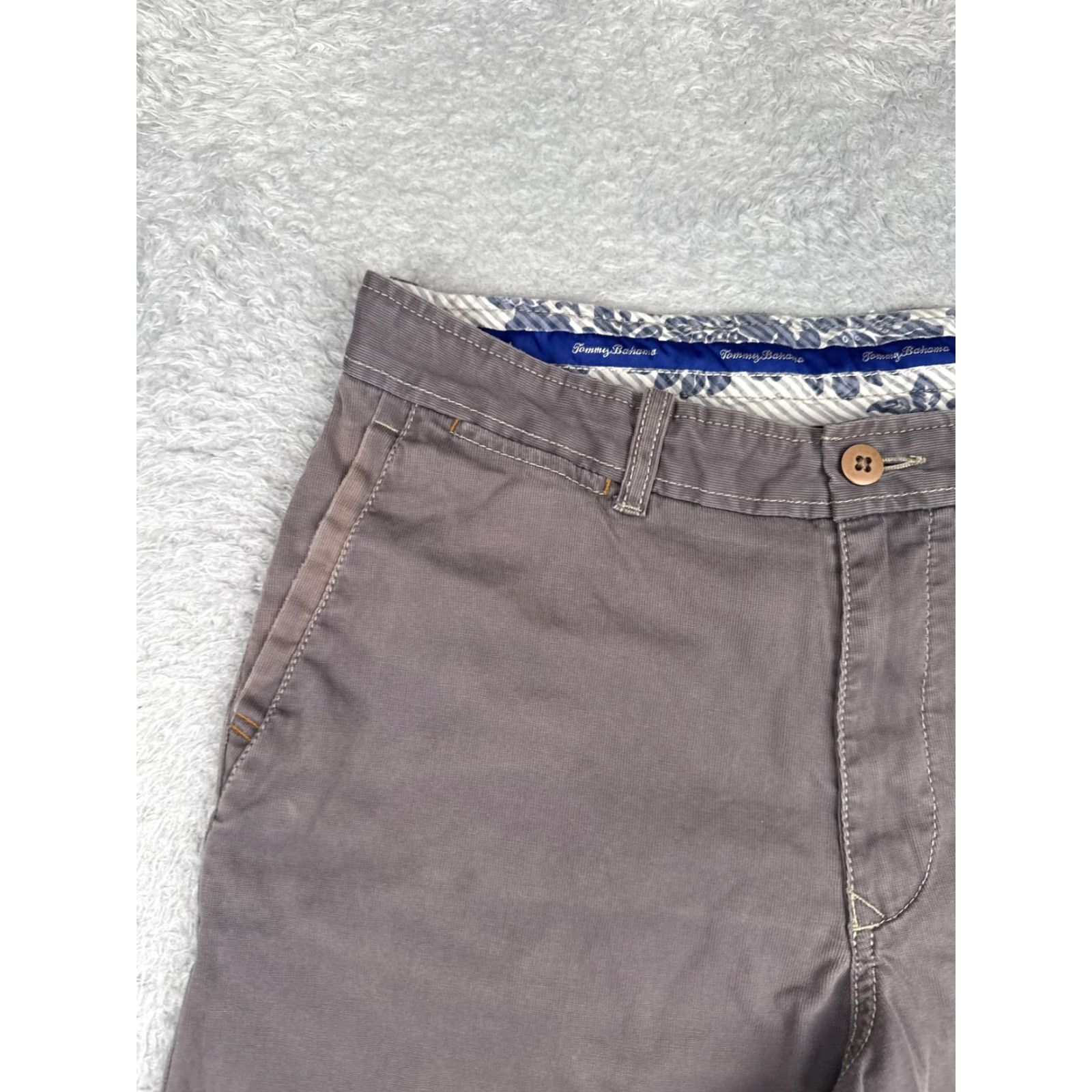 Tommy Bahama Tommy Bahama Shorts Men 33x11 Gray Brown Chino Stretch Flat Front Zip Fly Casual Greenwich? Size US 33 - 4 Thumbnail