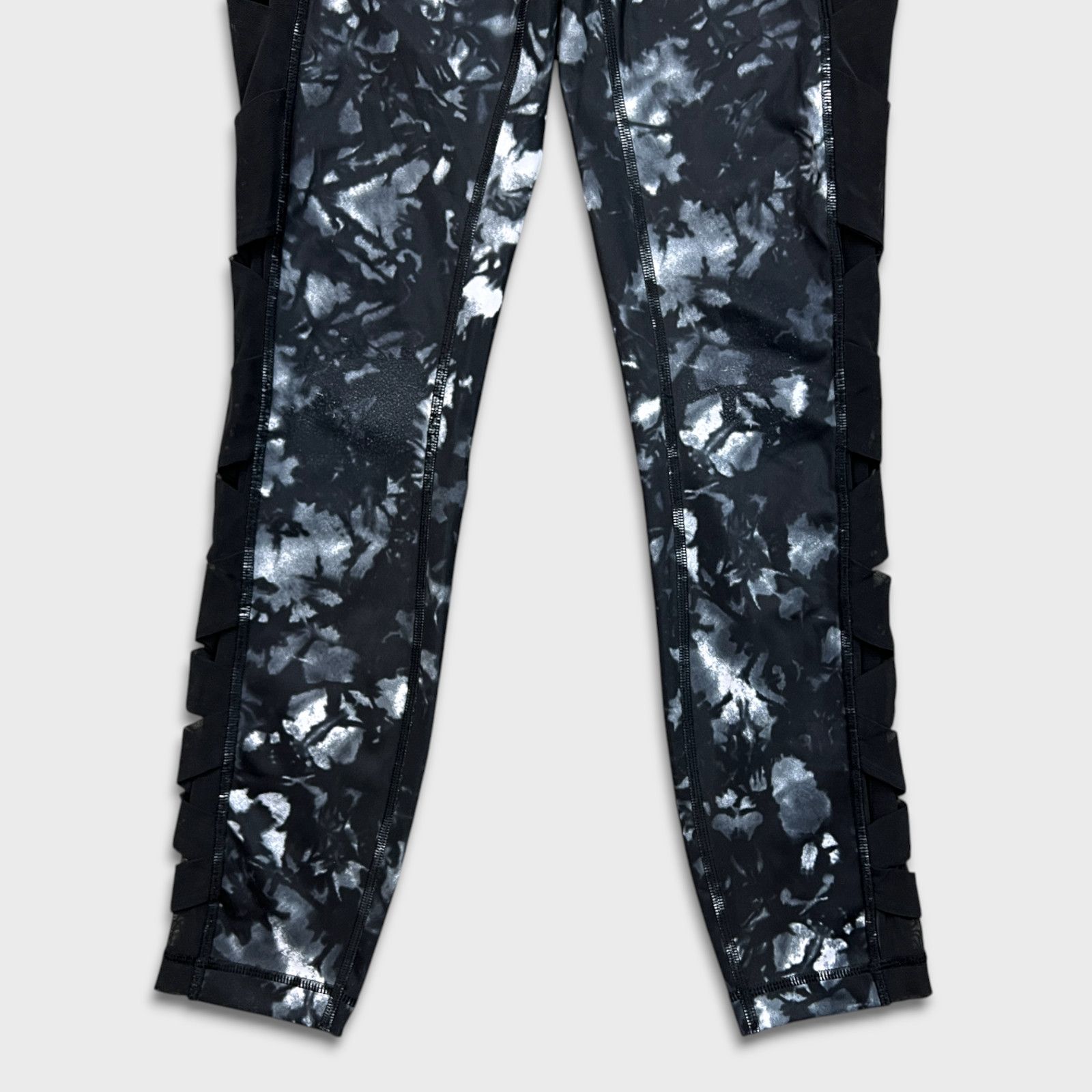 Lululemon Lululemon Rise and Flow Pants Dusk Full On Luxtreme Leggings Size 27" / US 4 / IT 40 - 3 Thumbnail