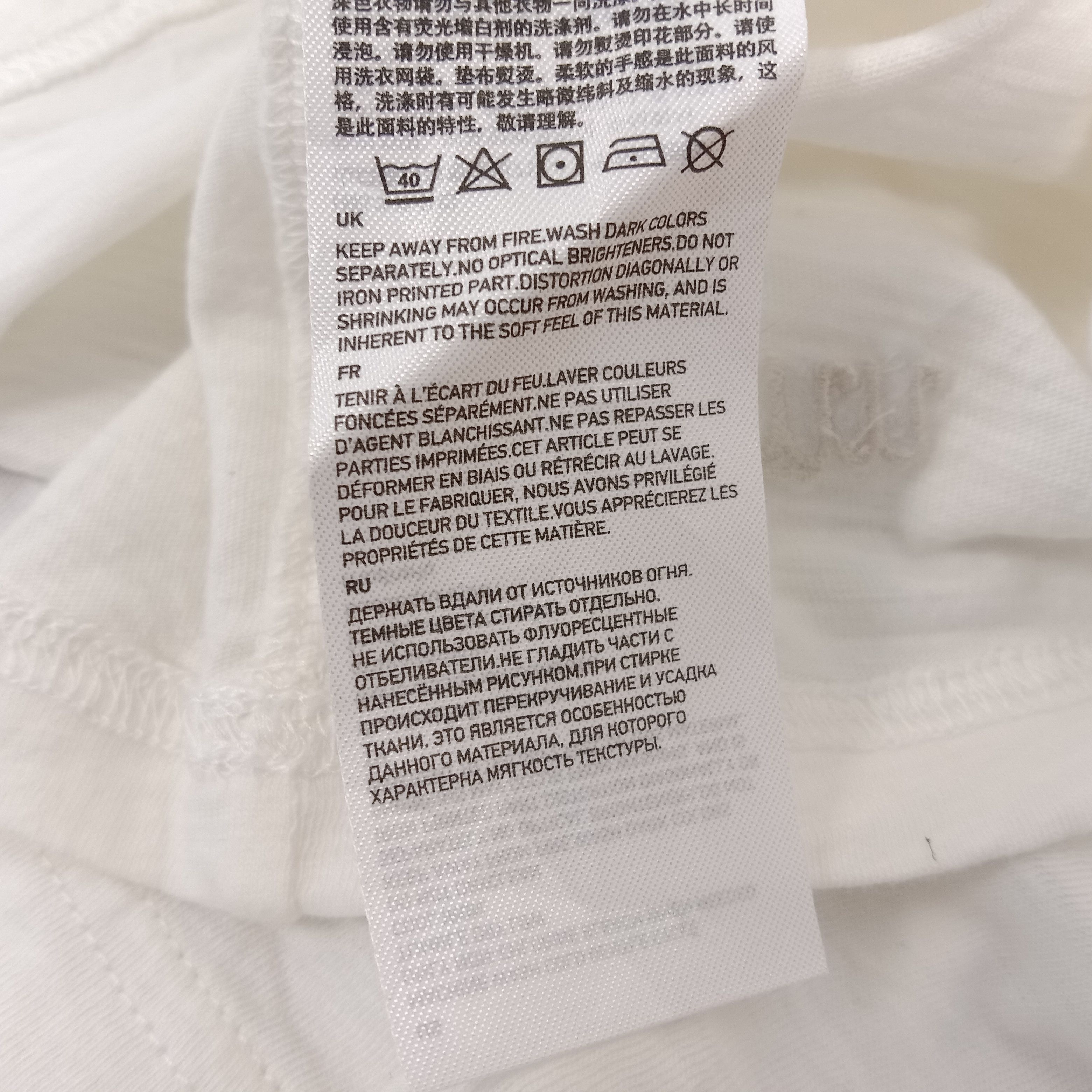Japanese Brand × Undercover Uniqlo Undercover Japanese Brand Center Design Tshirt Size US M / EU 48-50 / 2 - 7 Thumbnail