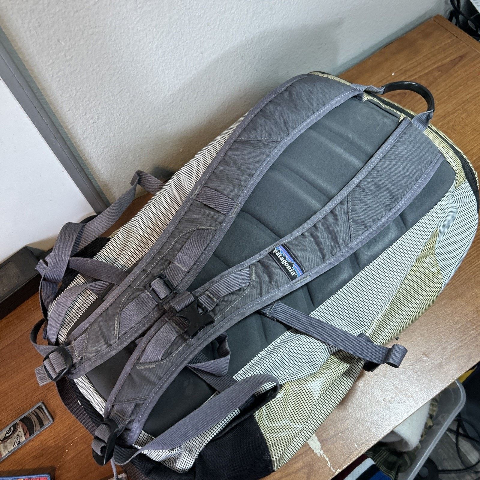 Patagonia Patagonia Black Hole Back Pack 25L Gray White Weave Pattern Size ONE SIZE - 6 Thumbnail