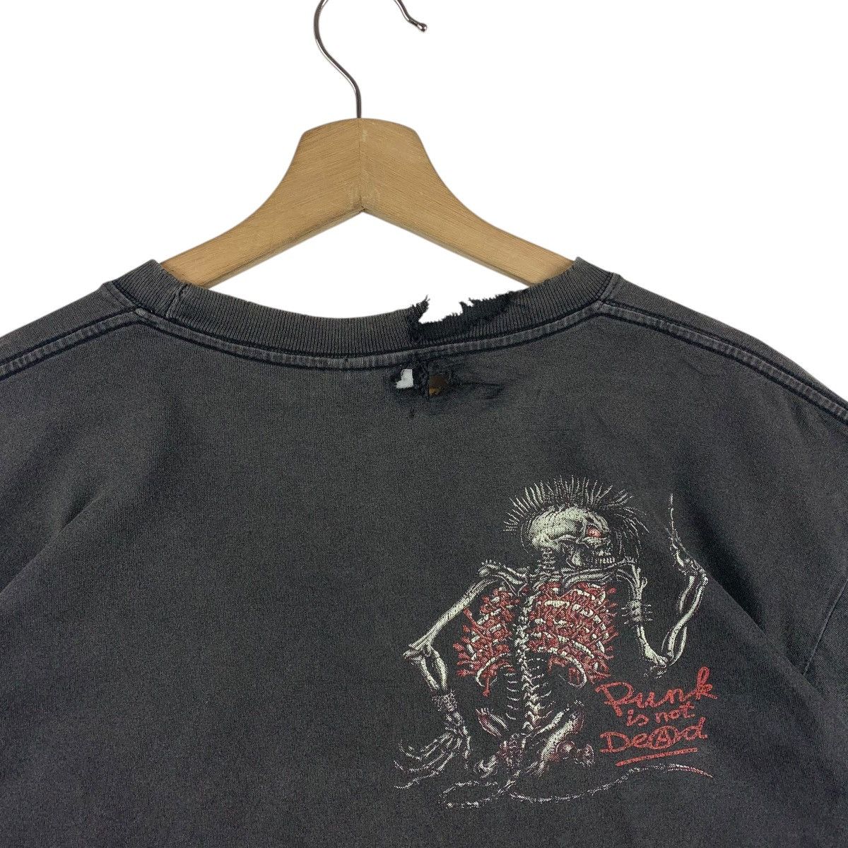 Vintage Vintage distressed PUNK IS NOT DEAD skull printed tee Size US L / EU 52-54 / 3 - 9 Thumbnail