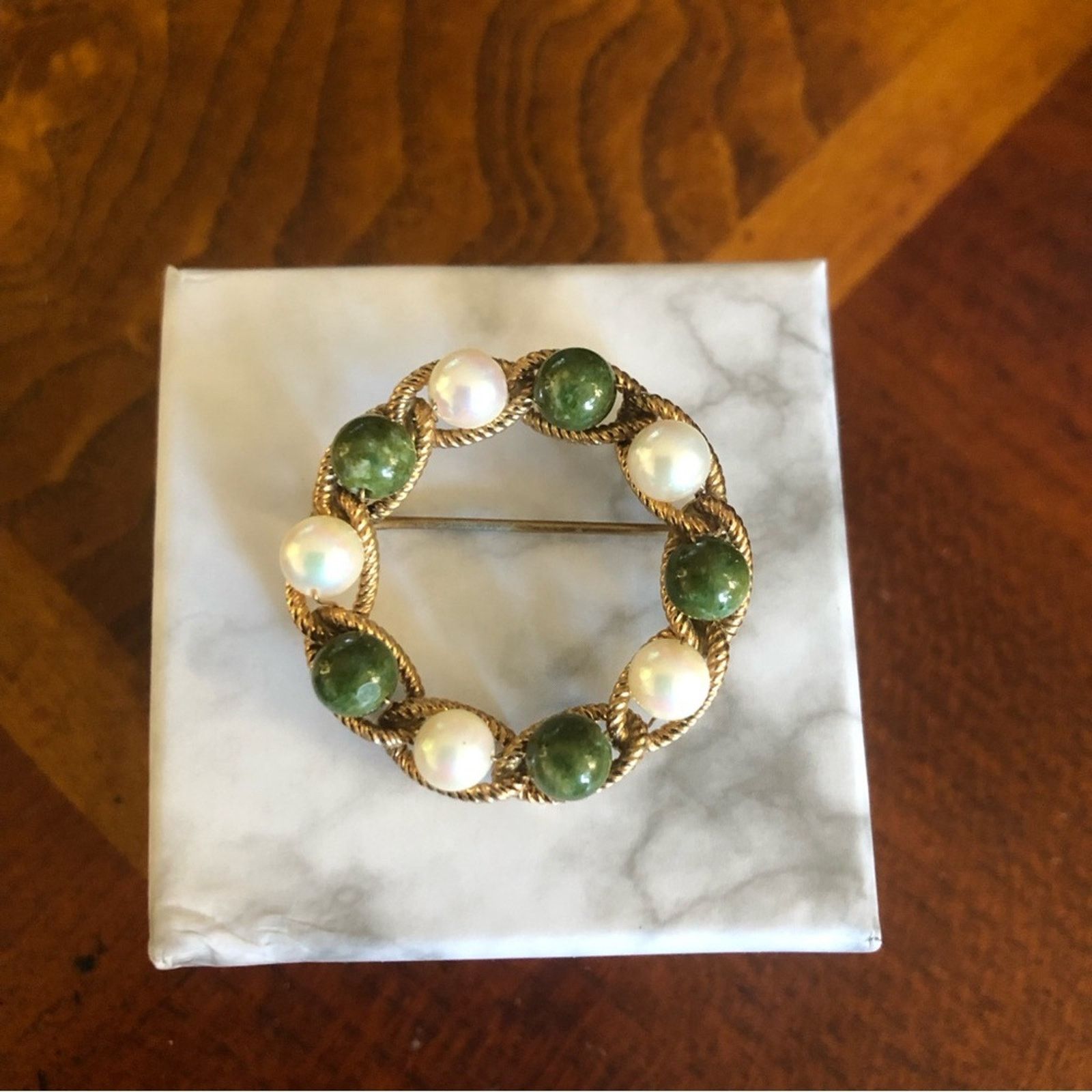 Vintage Vintage simulated jade and pearl gold wreath brooch pin Size ONE SIZE - 1 Thumbnail