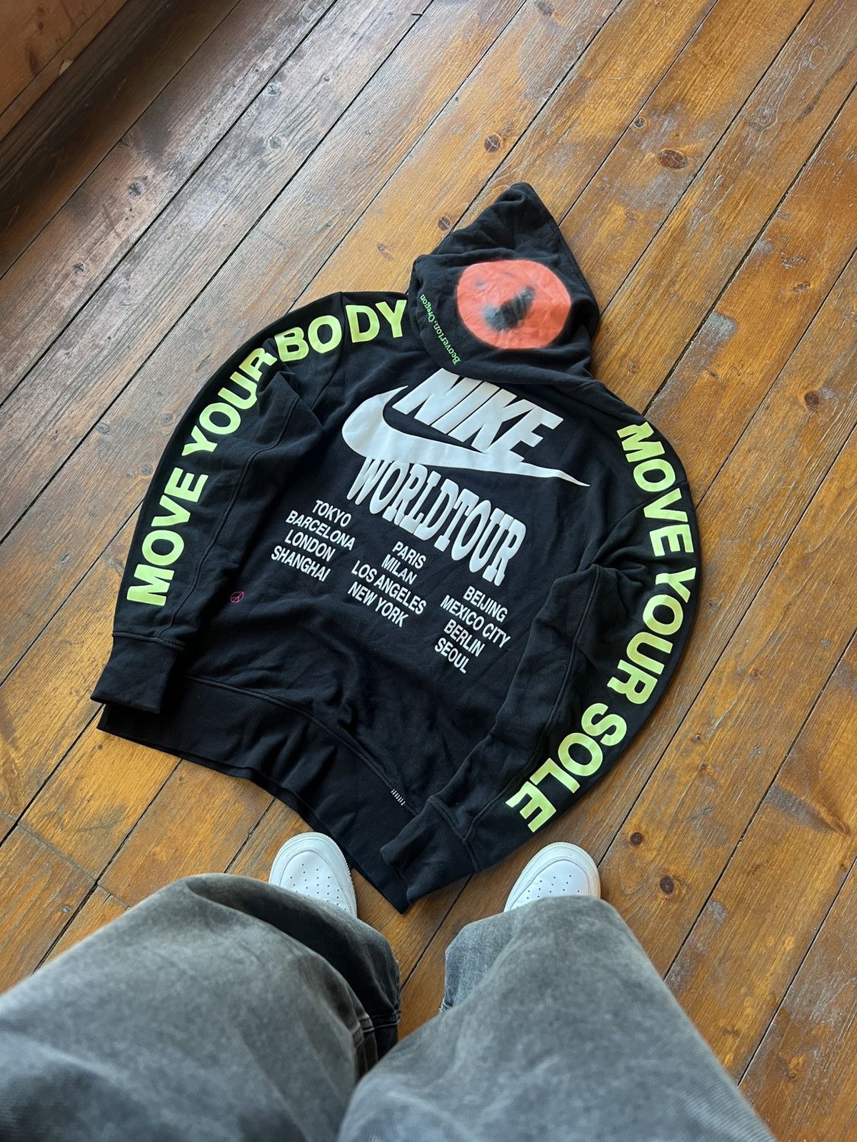 Nike 2021/2022 NIKE NSW WORLD TOUR PRINTED BLACK HOODIE SIZE M Size US M / EU 48-50 / 2 - 1 Thumbnail