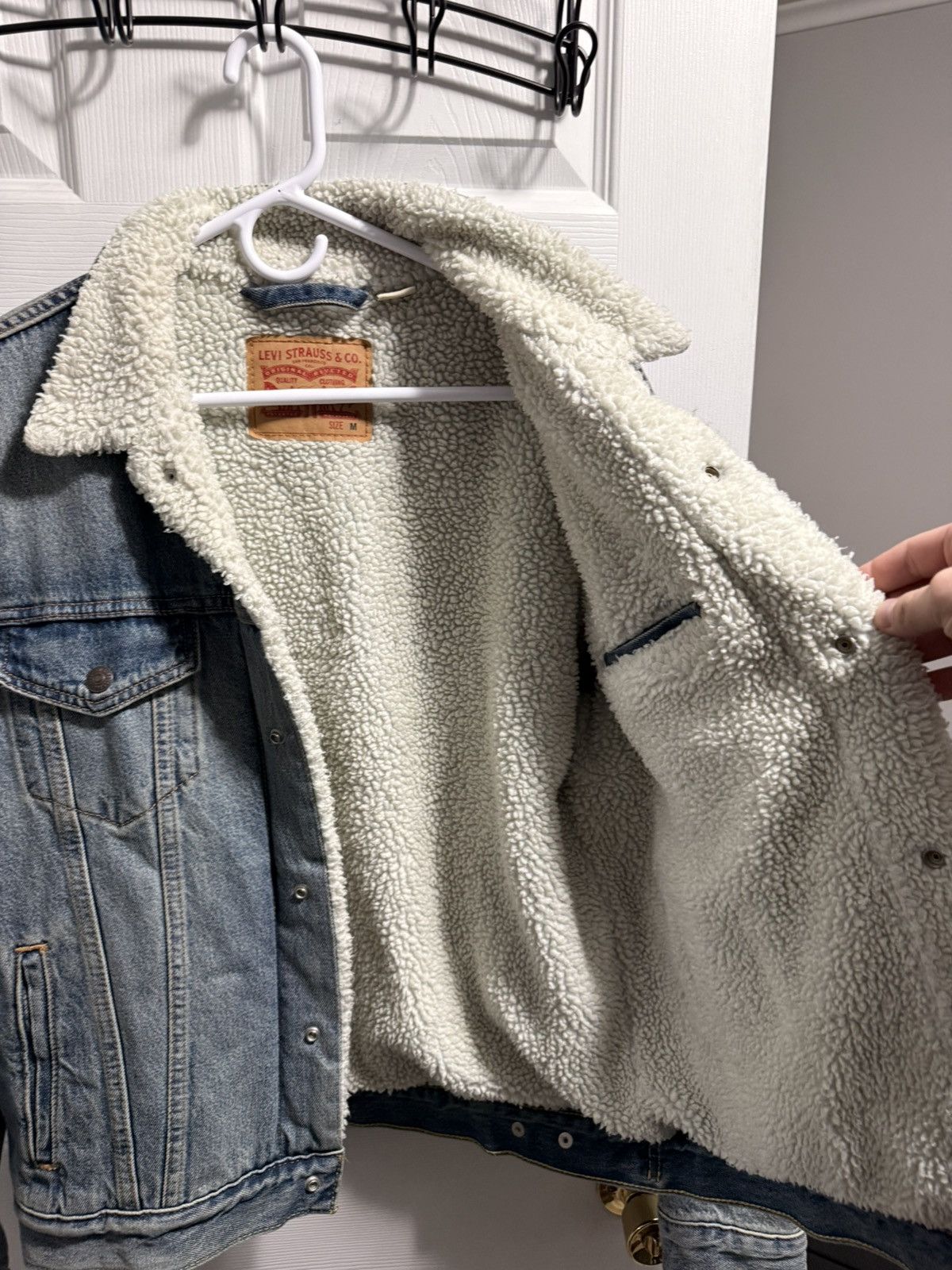 Levi's Levis denim trucker jacket size medium gently used! Size US M / EU 48-50 / 2 - 3 Thumbnail
