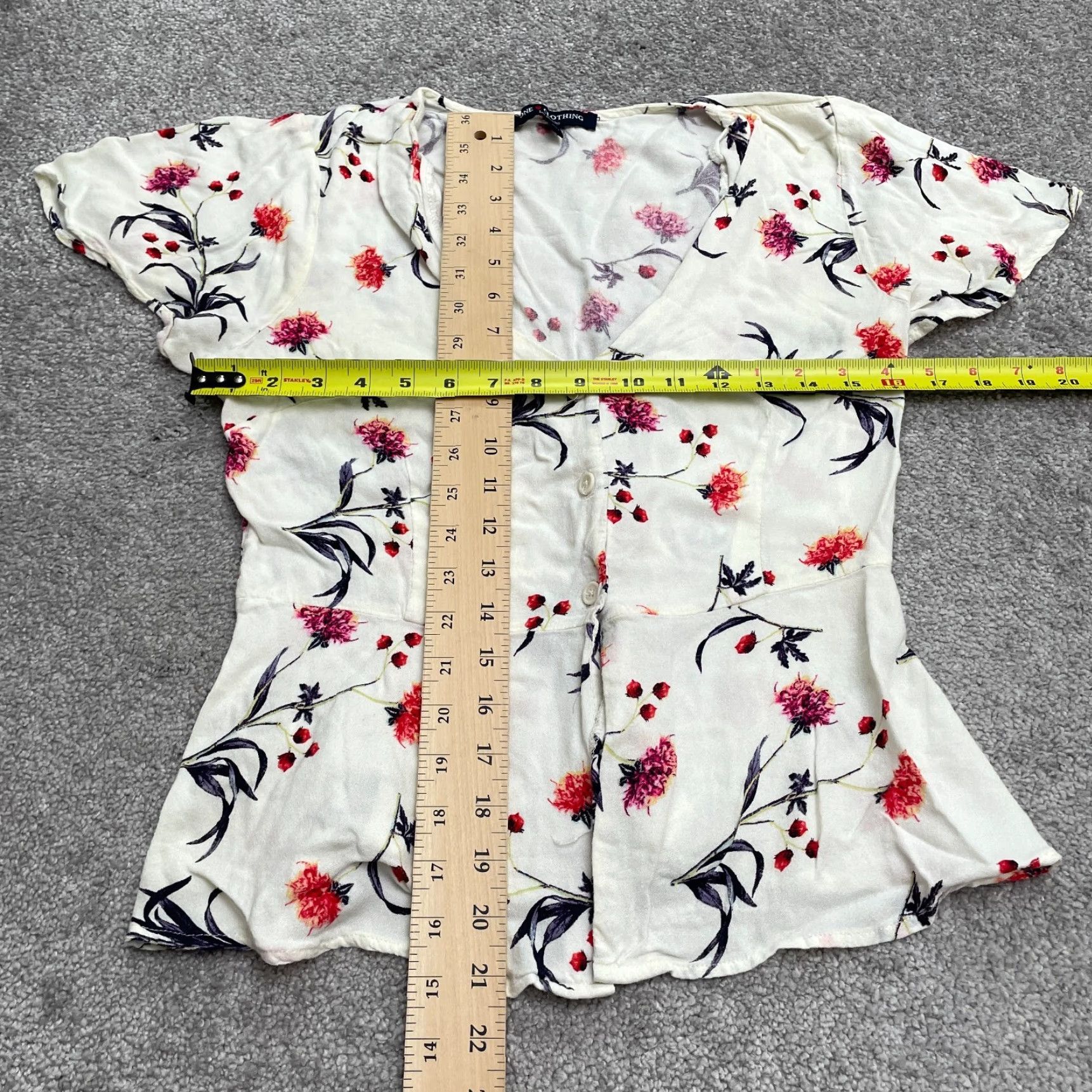 Acme Clothing One Clothing Button Up Dainty Floral Top Womens Small White Short Sleeve V-Neck Size S / US 4 / IT 40 - 7 Thumbnail