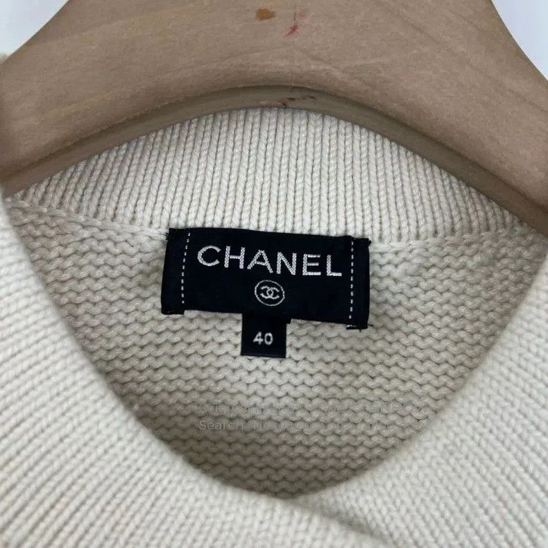 Chanel Chanel Badge Button White Knit Cardigan. Size US L / EU 52-54 / 3 - 6 Thumbnail