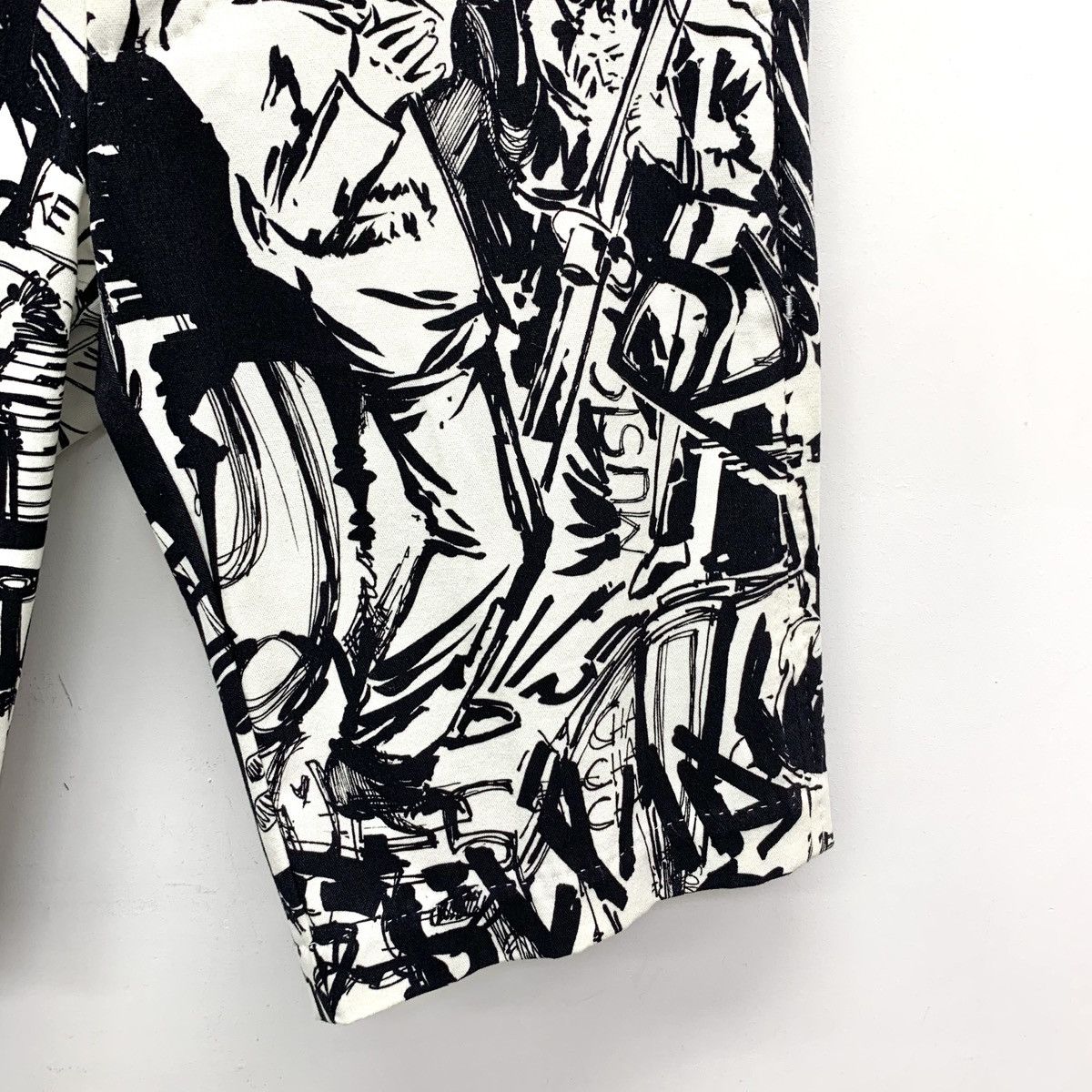 Dolce & Gabbana Dolce Gabbana Graffiti Print Casual Shorts K26WX Size US 32 / EU 48 - 4 Thumbnail