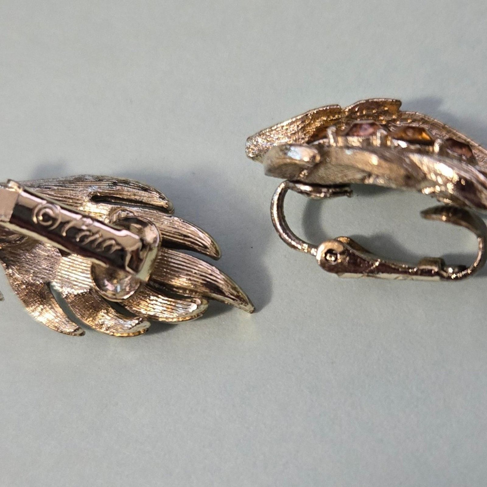 Pieces Uniques Vintage CORO Pegasus Signed Gold Leaf Clip-on Earrings Size ONE SIZE - 9 Thumbnail